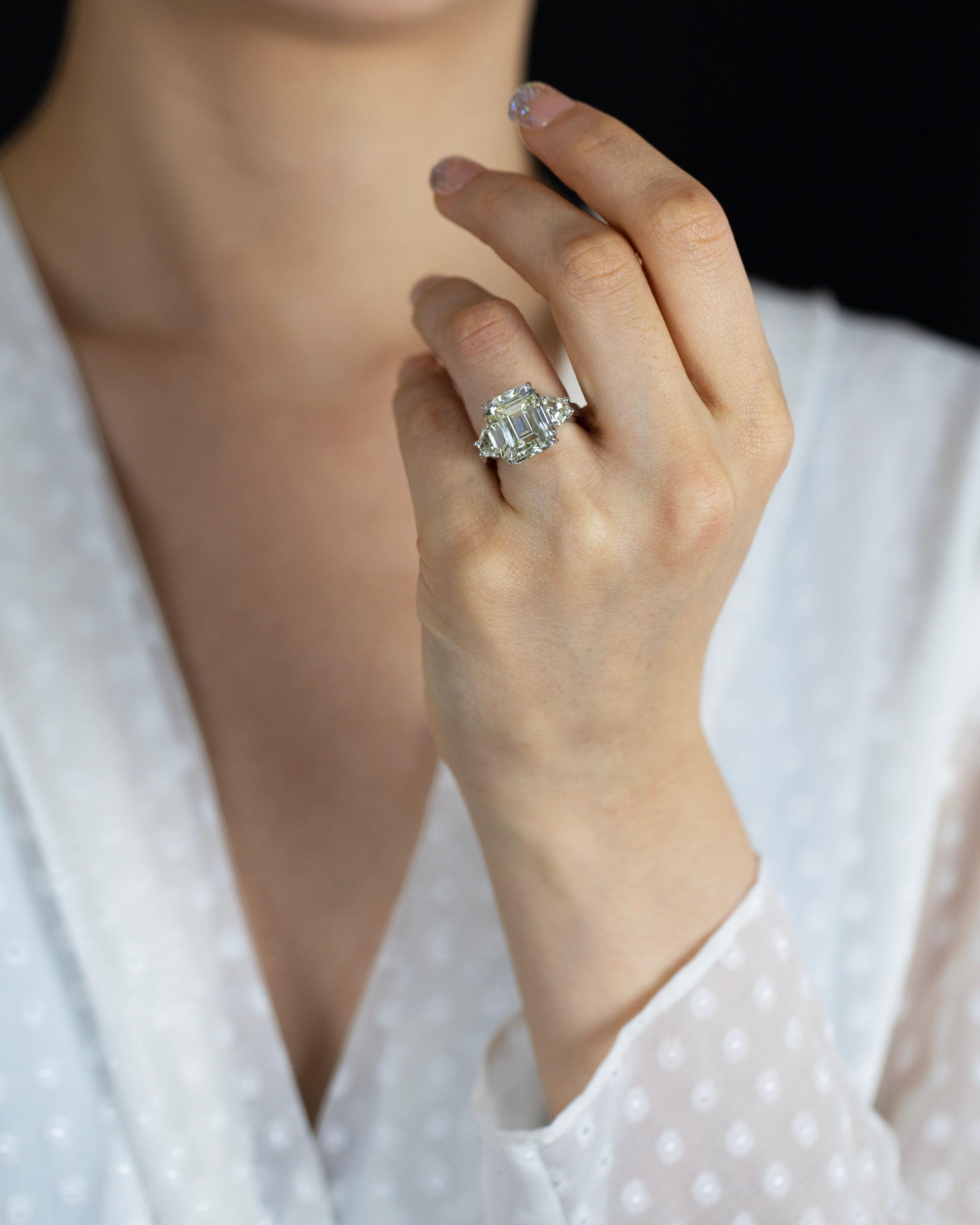 Roman Malakov Bague de fiançailles à trois pierres en diamants taille émeraude de 11.11 carats Pour femmes en vente