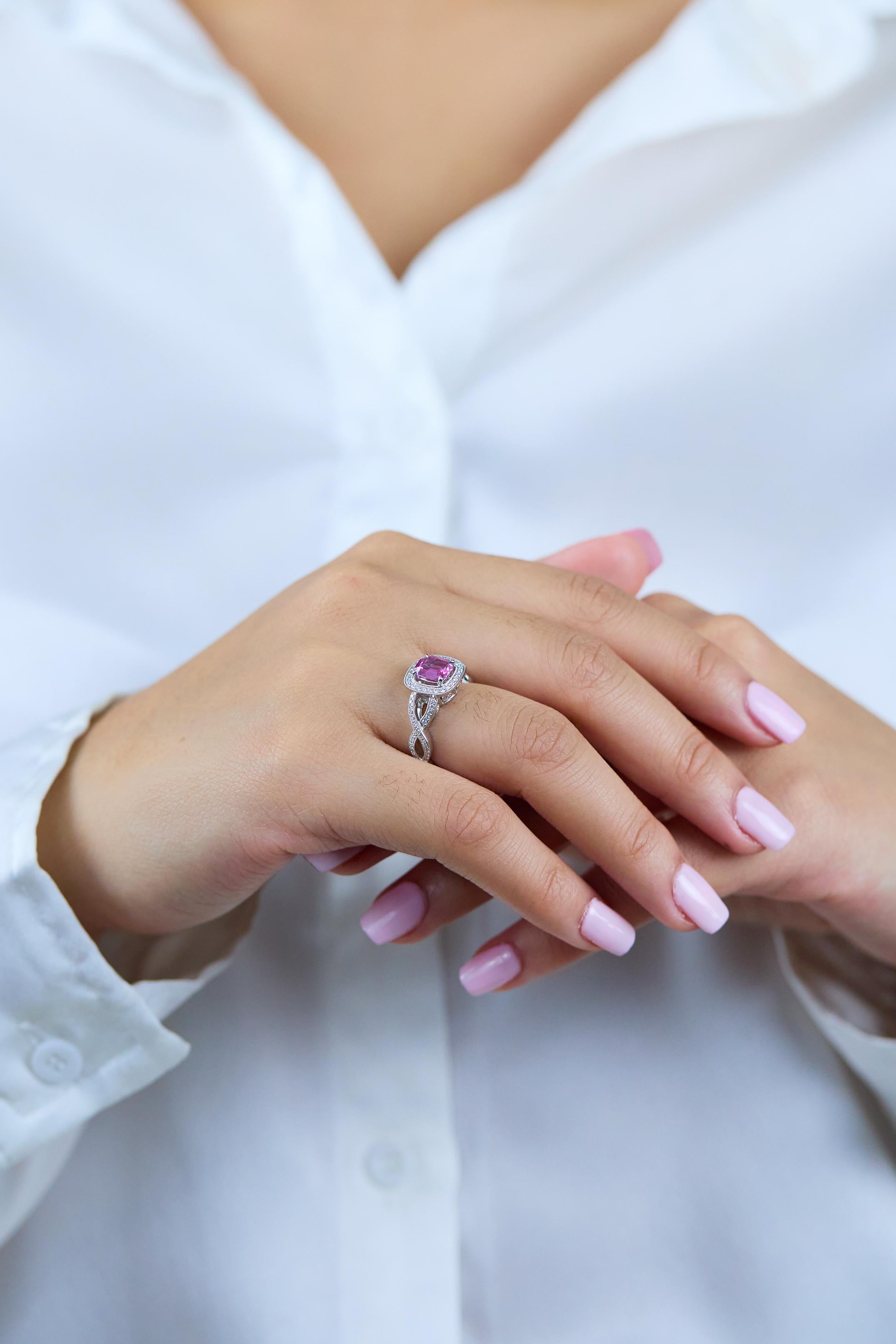 Roman Malakov Alianza de boda con halo de diamantes y zafiro rosa talla esmeralda de 1,12 quilates en venta 2