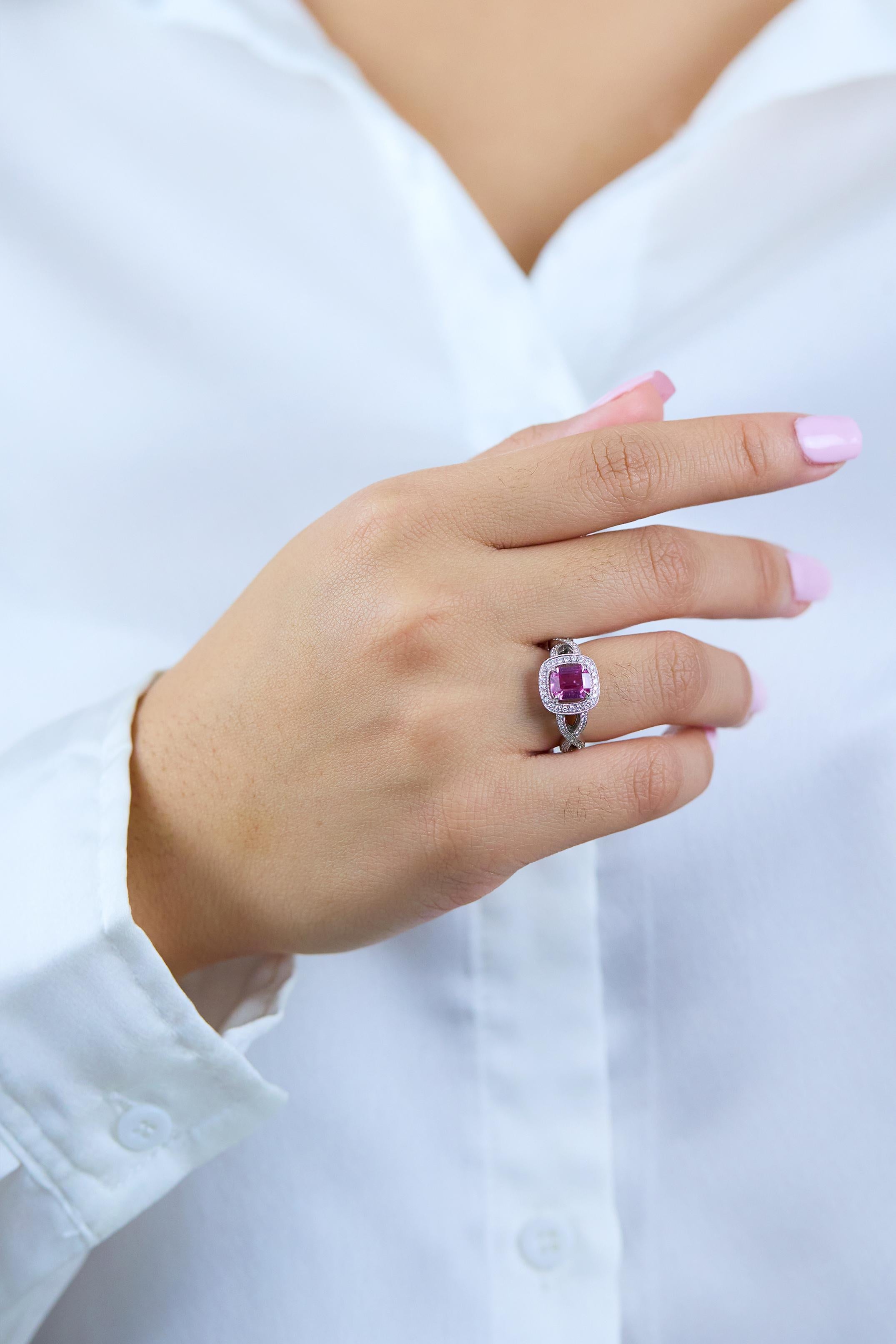 Roman Malakov Alianza de boda con halo de diamantes y zafiro rosa talla esmeralda de 1,12 quilates en venta 1