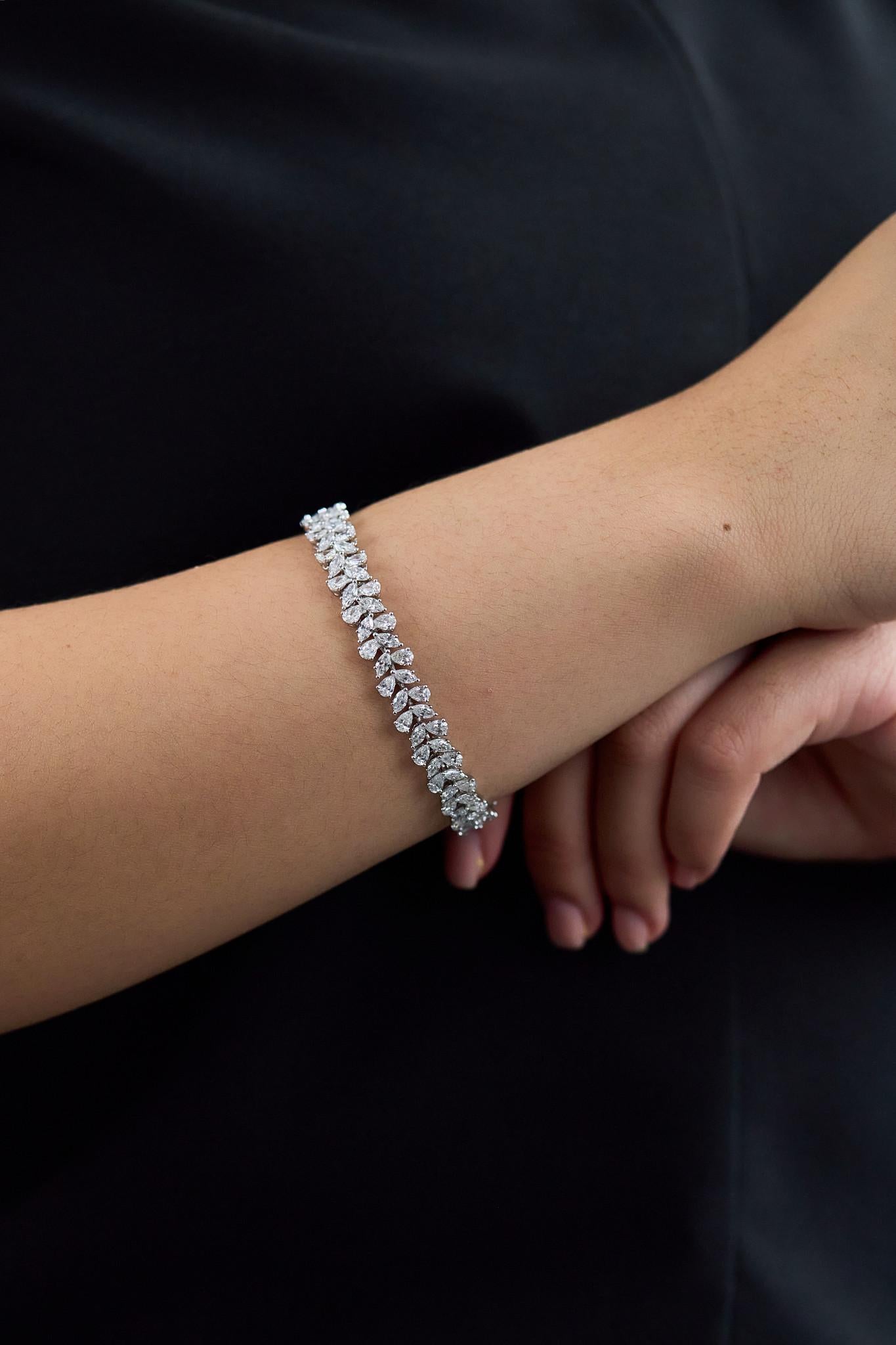 Roman Malakov 11.25 Karat Total Marquise & Birne Form Diamant Armband im Zustand „Neu“ im Angebot in New York, NY