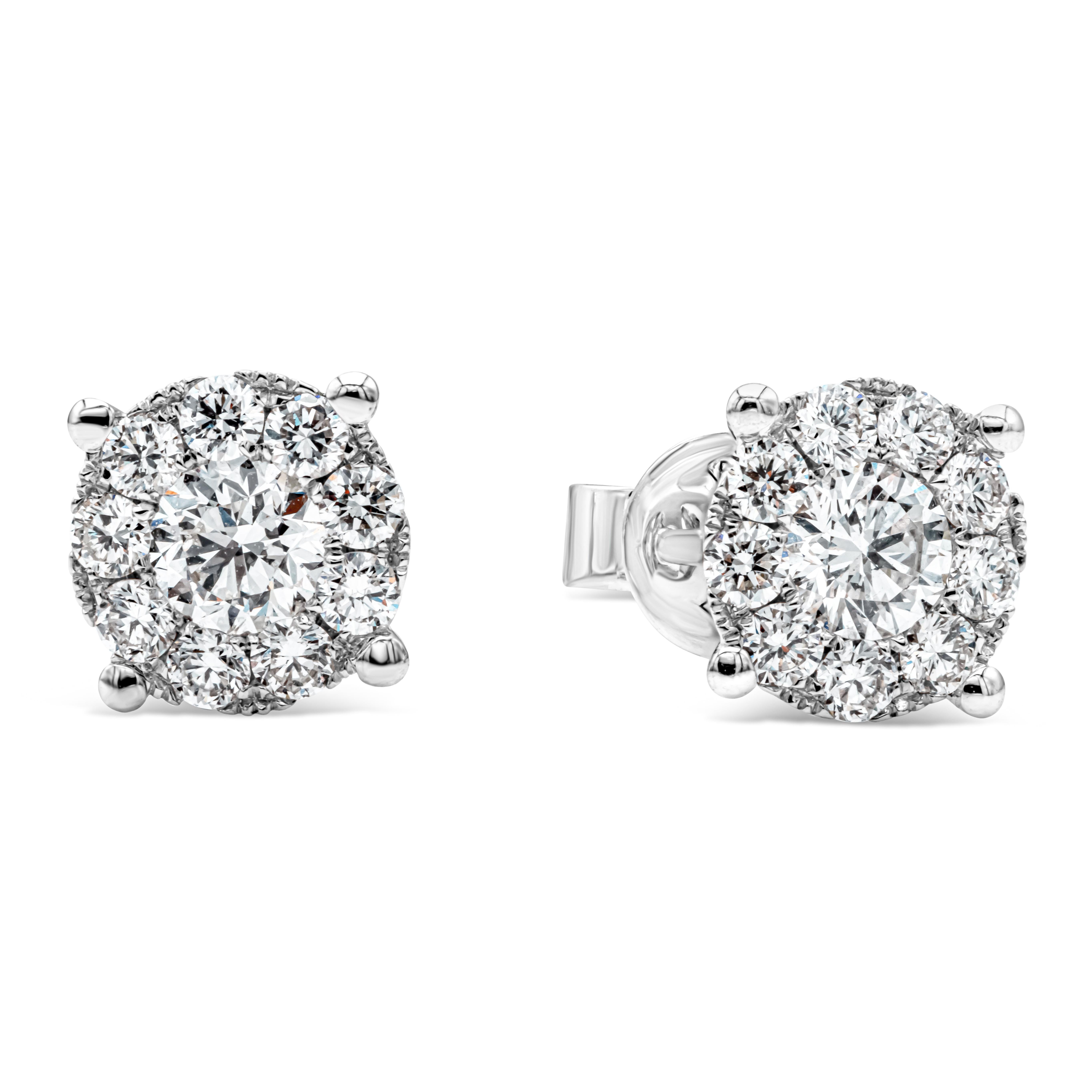 Une paire de boucles d'oreilles brillantes, mettant en valeur une grappe de diamants ronds de taille brillant pesant 1,13 carats au total, de couleur F-G et de pureté VS-SI, sertis sur une monture panier classique à quatre griffes. Les boucles