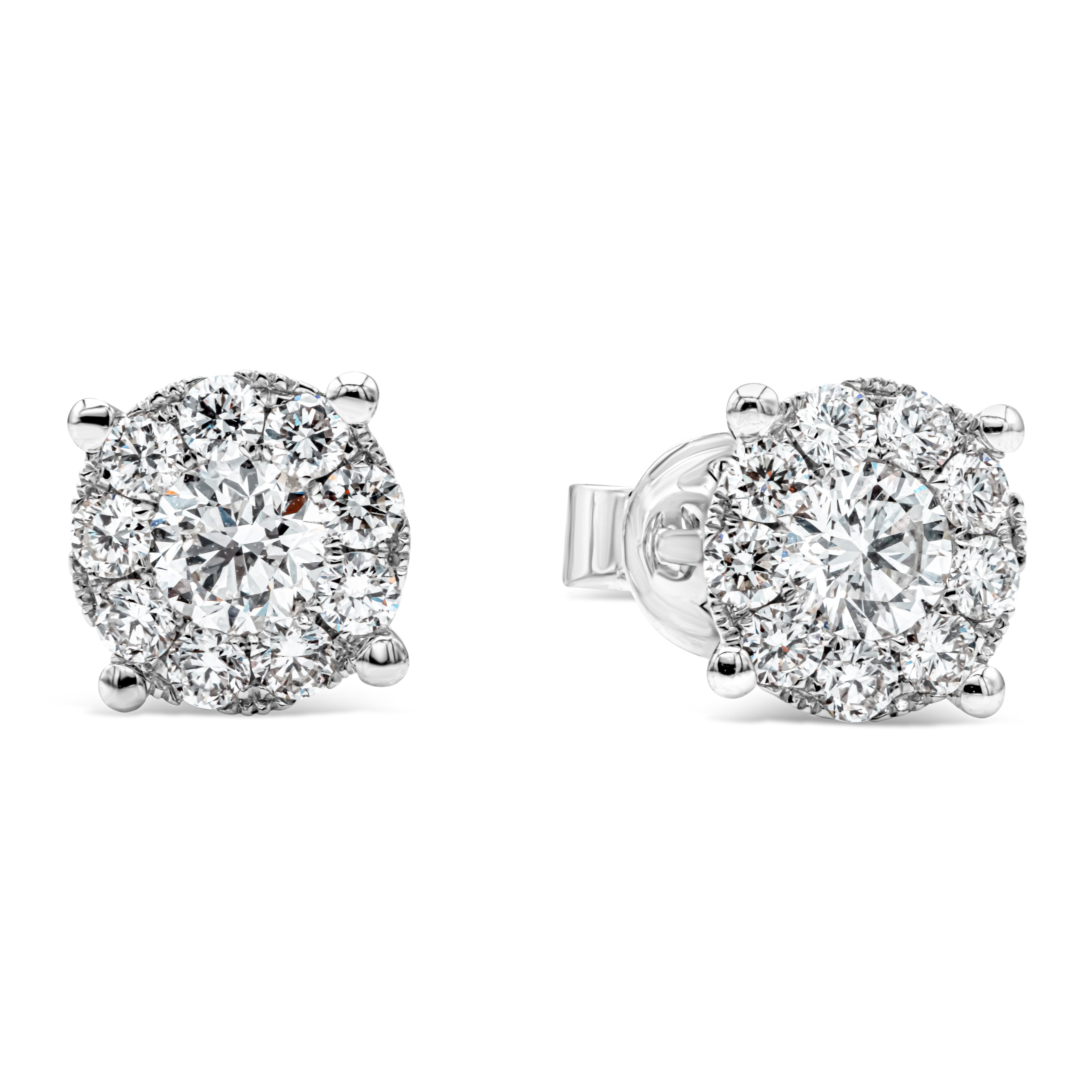 Une paire de boucles d'oreilles brillantes mettant en valeur une grappe de diamants ronds de taille brillant pesant 1,13 carats au total, de couleur F-G et de pureté VS-SI, sertis dans une monture panier classique à quatre griffes. Les boucles