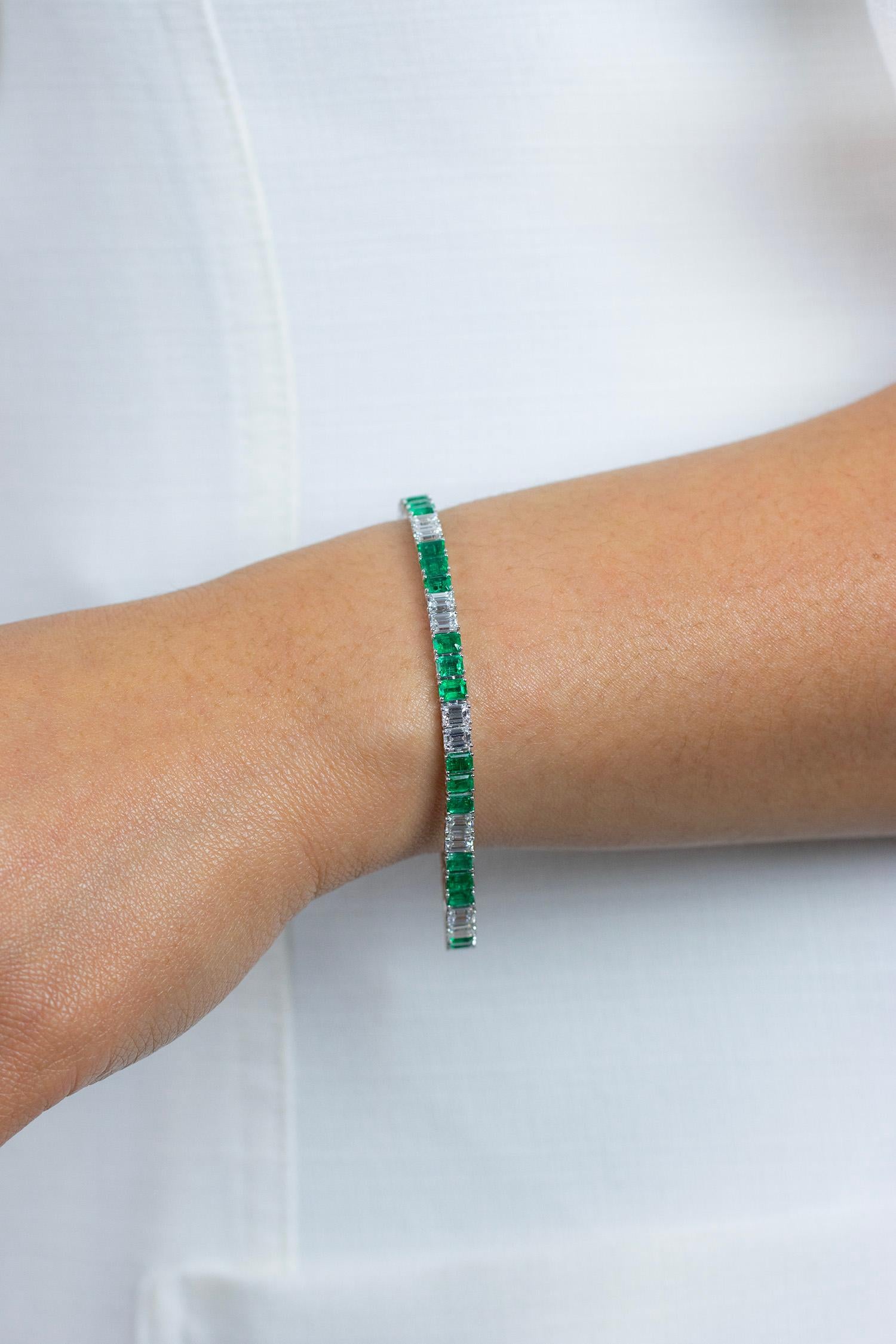 Women's Roman Malakov 11.36 Carats Total Emerald Cut Emerald & Diamond Tennis Bracelet For Sale
