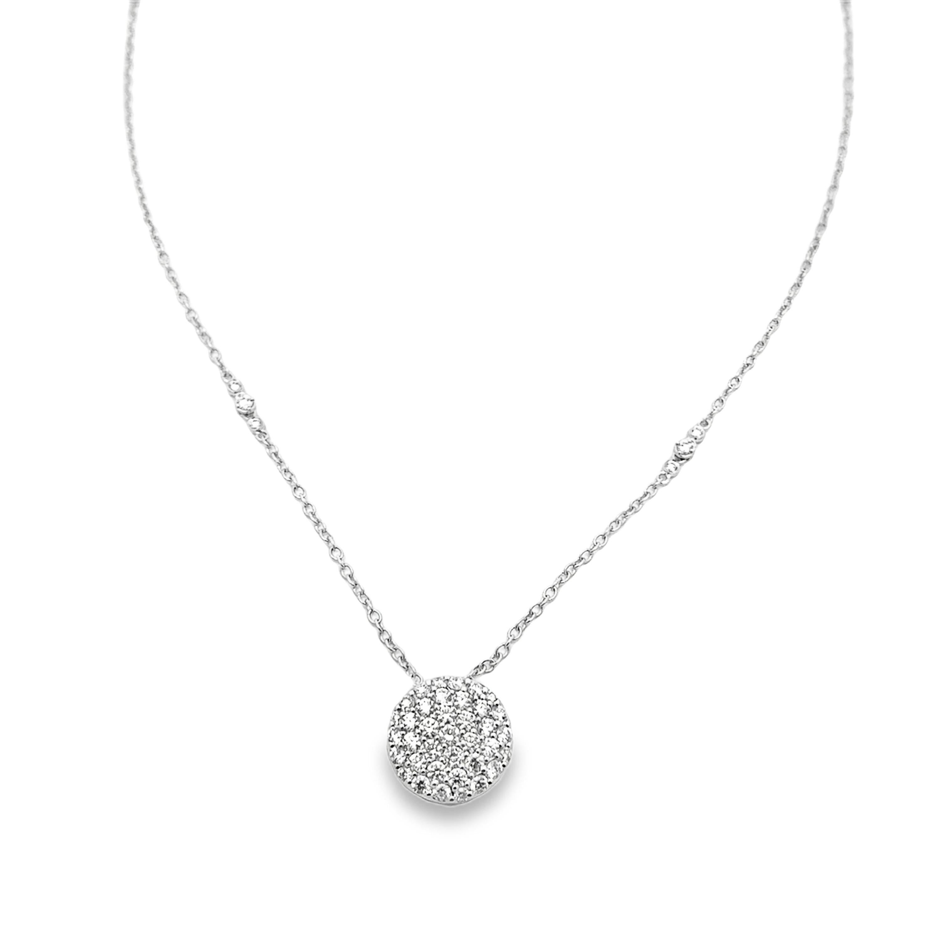 Una splendida collana con ciondolo, che mostra un disco tempestato di diamanti a taglio rotondo per un peso totale di 1,14 carati, incastonati in una splendida montatura a pavé. La catena è impreziosita da diamanti taglio rotondo, incastonati a