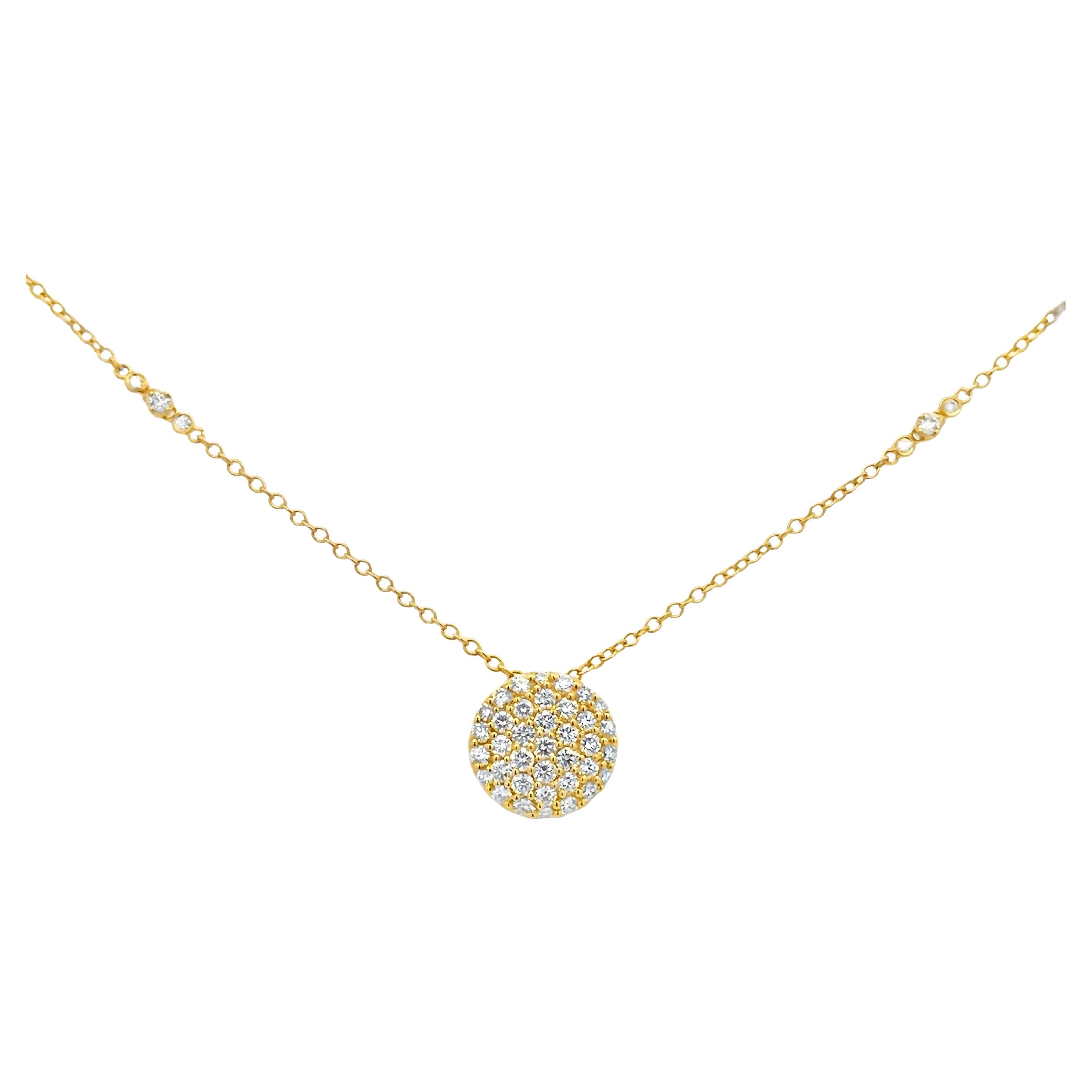 Una splendida collana con ciondolo, che mostra un disco tempestato di diamanti a taglio rotondo per un peso totale di 1,14 carati, incastonati in una splendida montatura a pavé. La catena è impreziosita da diamanti taglio rotondo, incastonati a