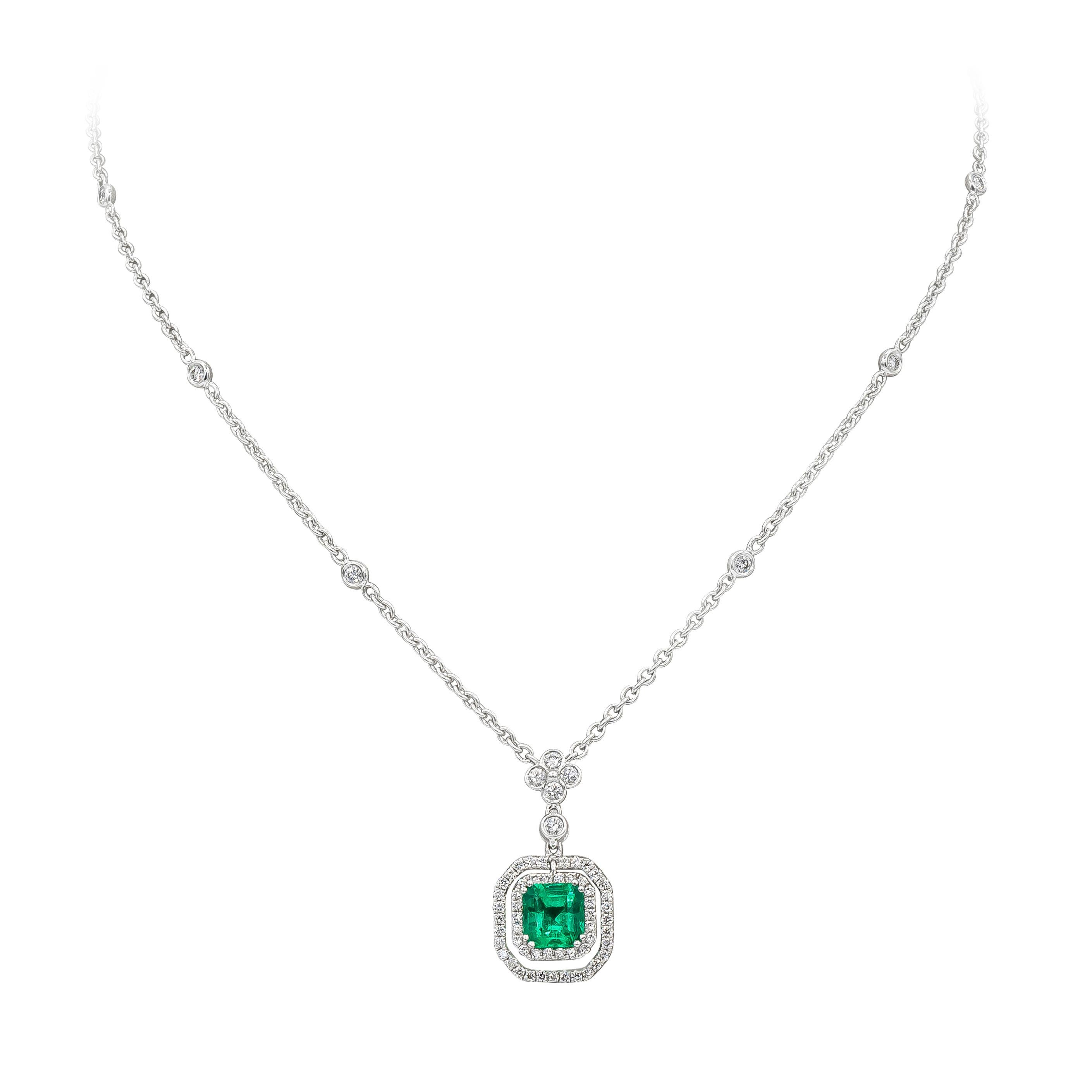 L'émeraude verte de 1,18 carat est sertie dans un magnifique double halo ajouré incrusté de diamants. Les diamants pèsent 0,71 carat au total. Les diamants se trouvent dans une chaîne de diamants par mètre. Fabriqué en or blanc 18 carats, 17 pouces