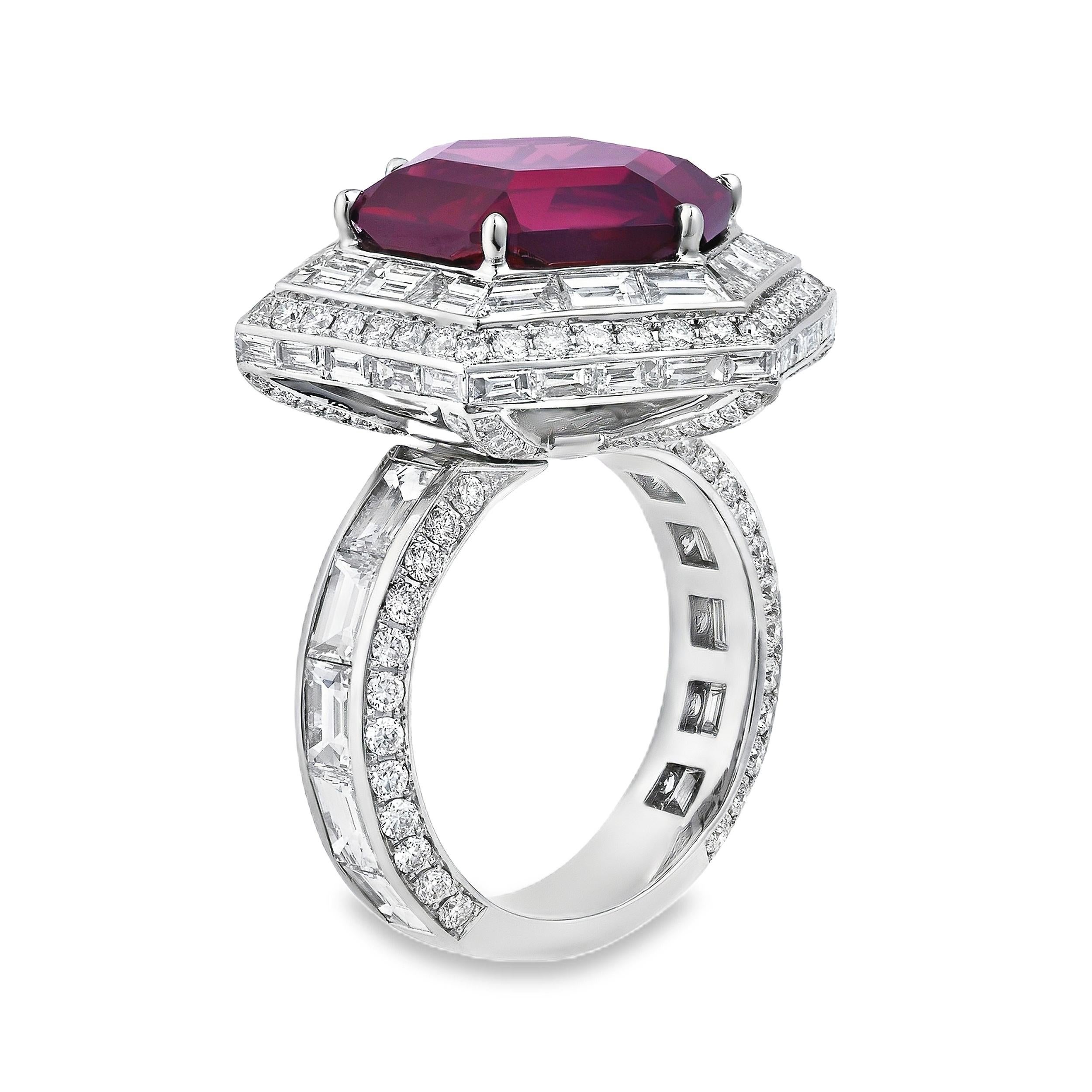 Cette bague de mode polyvalente met en valeur un grenat rhodolite de 11,92 carats taillé en hexagone. La pierre centrale est encadrée par un double halo de baguettes et de diamants ronds de taille brillant. D'autres diamants rehaussent la bande,