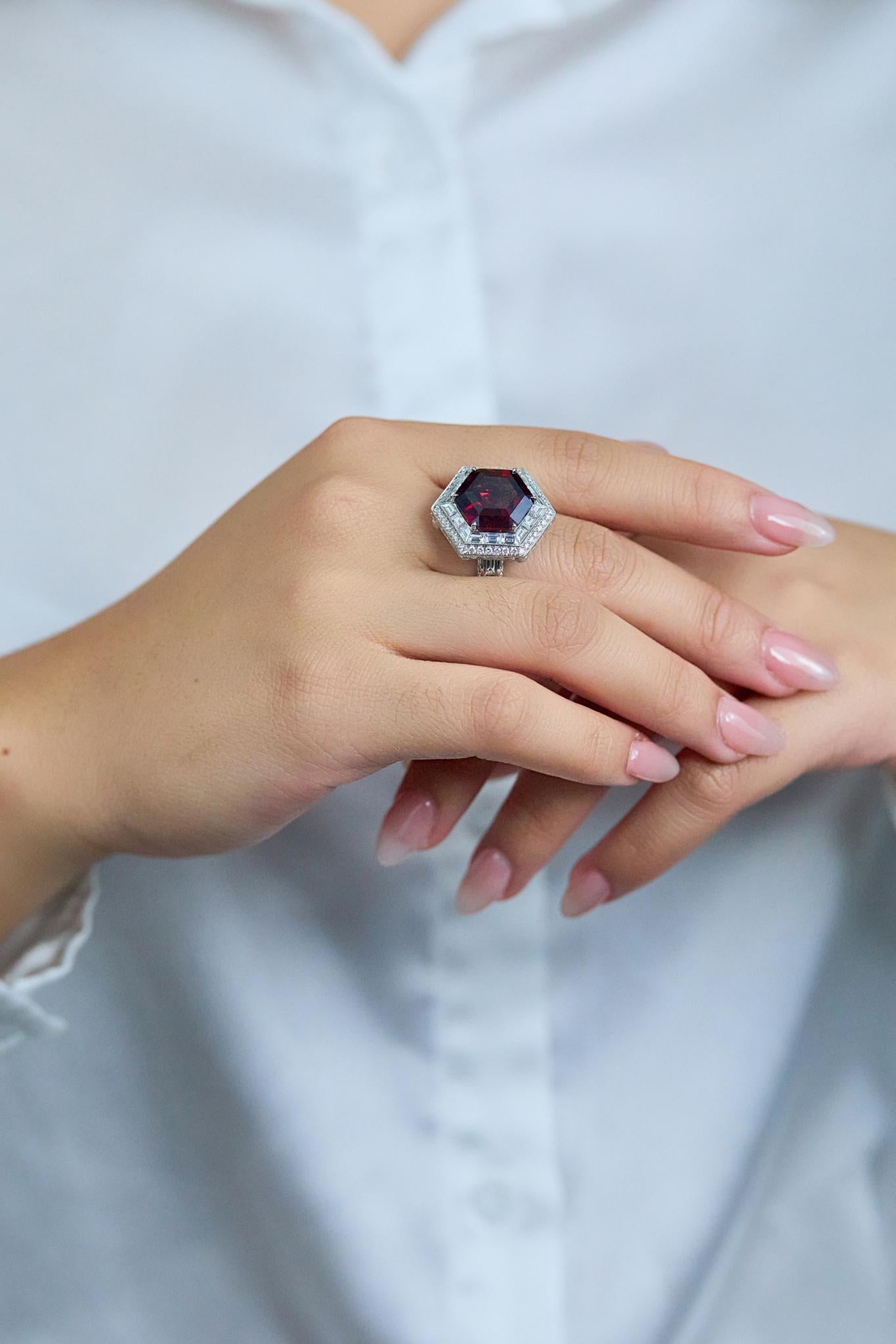 Taille hexagone Roman Malakov Bague de mode double halo en grenat rhodolite taillé en hexagone de 11,92 carats en vente