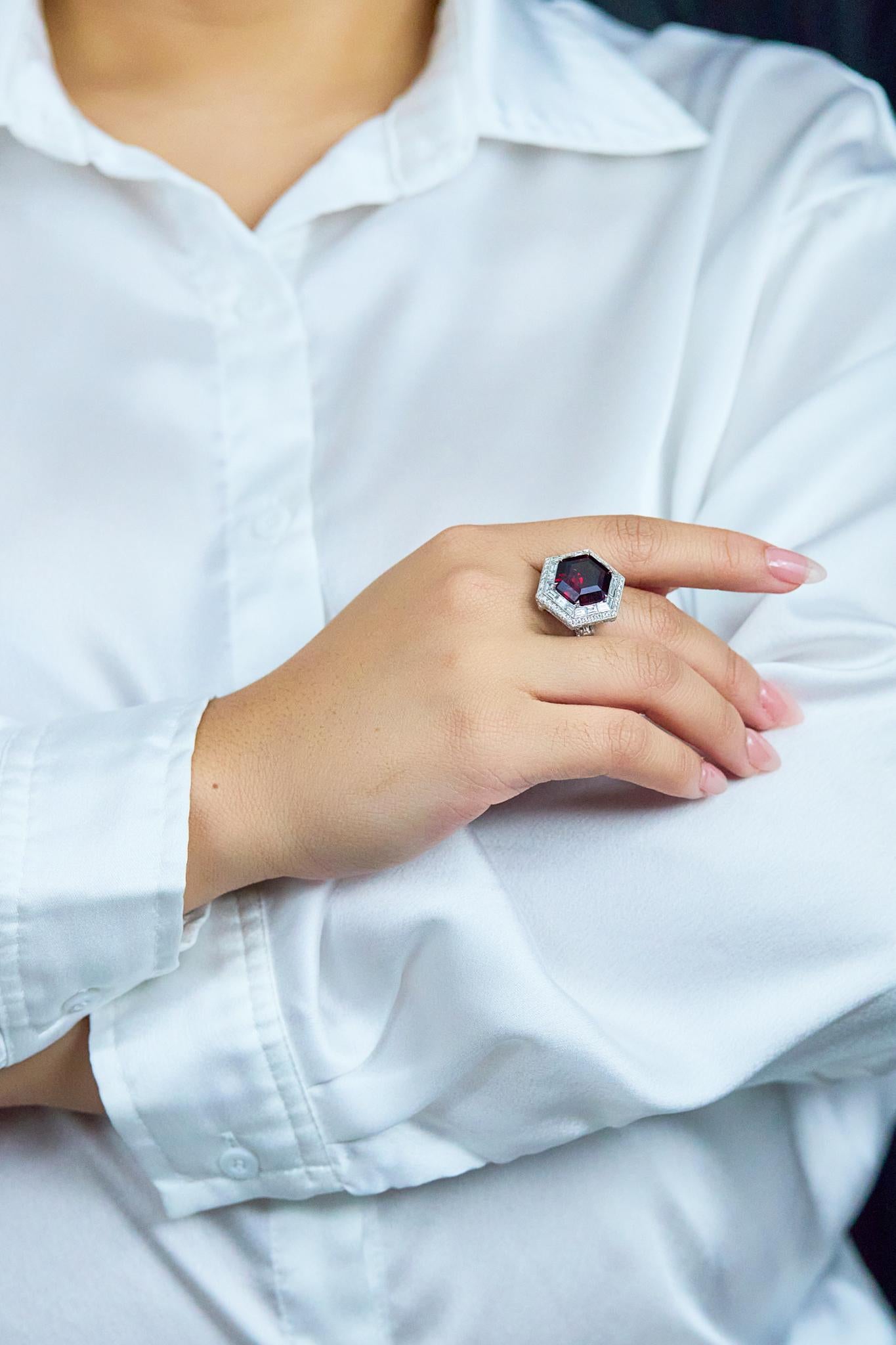 Roman Malakov Bague de mode double halo en grenat rhodolite taillé en hexagone de 11,92 carats Neuf - En vente à New York, NY