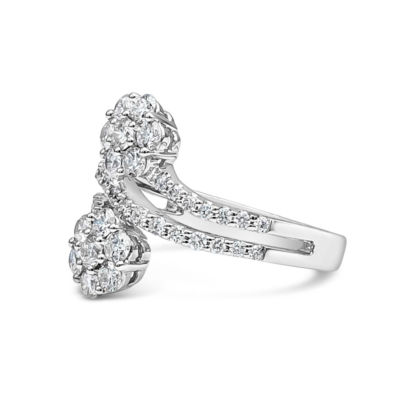 Diese luxuriöse und unglaublich prächtige  doppelte Blume Mode Ring präsentiert 1,20 Karat insgesamt 44 Stücke von brillanten runden Diamanten, F-G Farbe und VS-SI in Klarheit. Jede schöne Blume ist mit 7 runden Brillanten besetzt und der sich