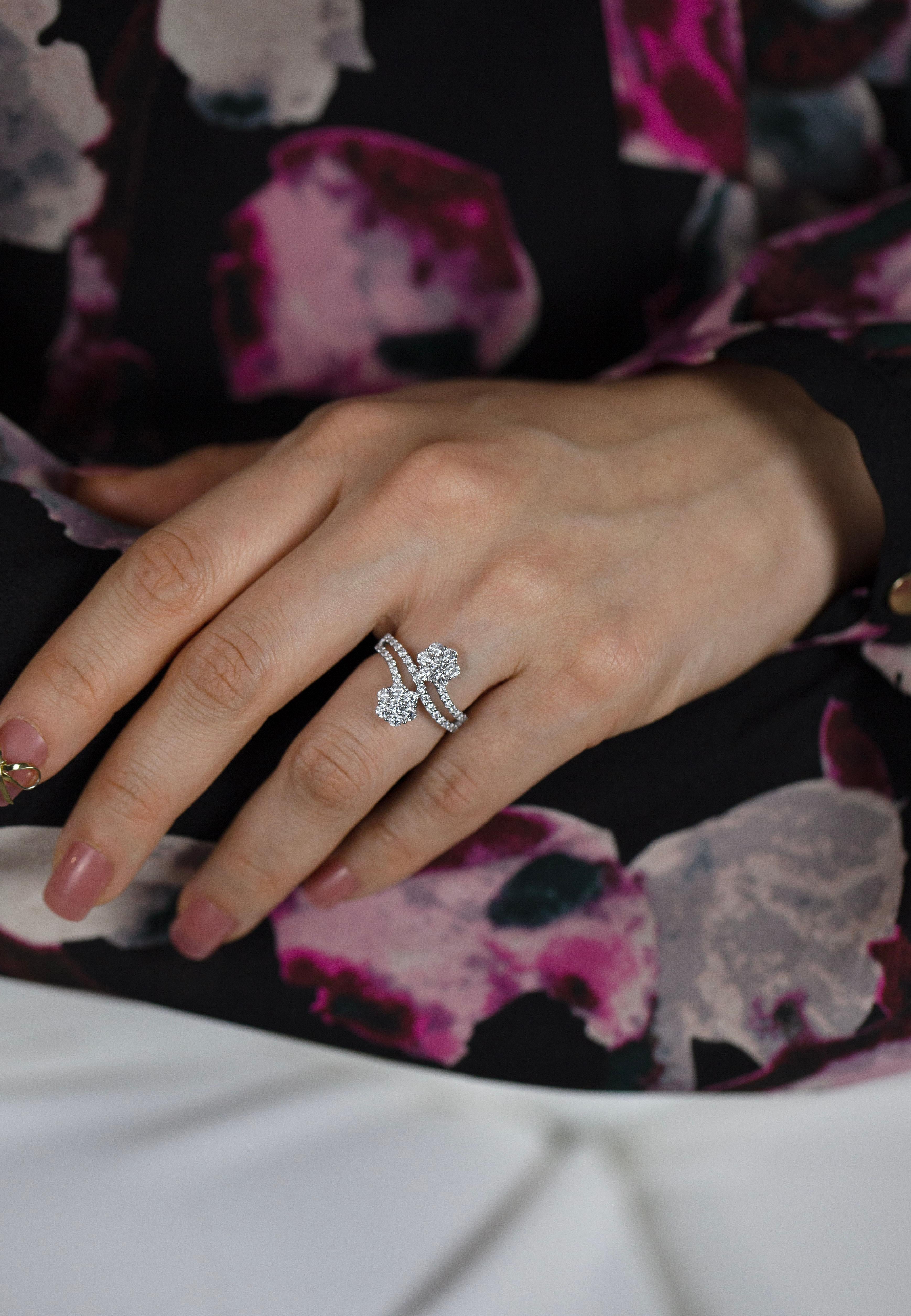 Roman Malakov, bague à la mode à fleurs avec diamants ronds brillants de 1,20 carat au total en vente 4