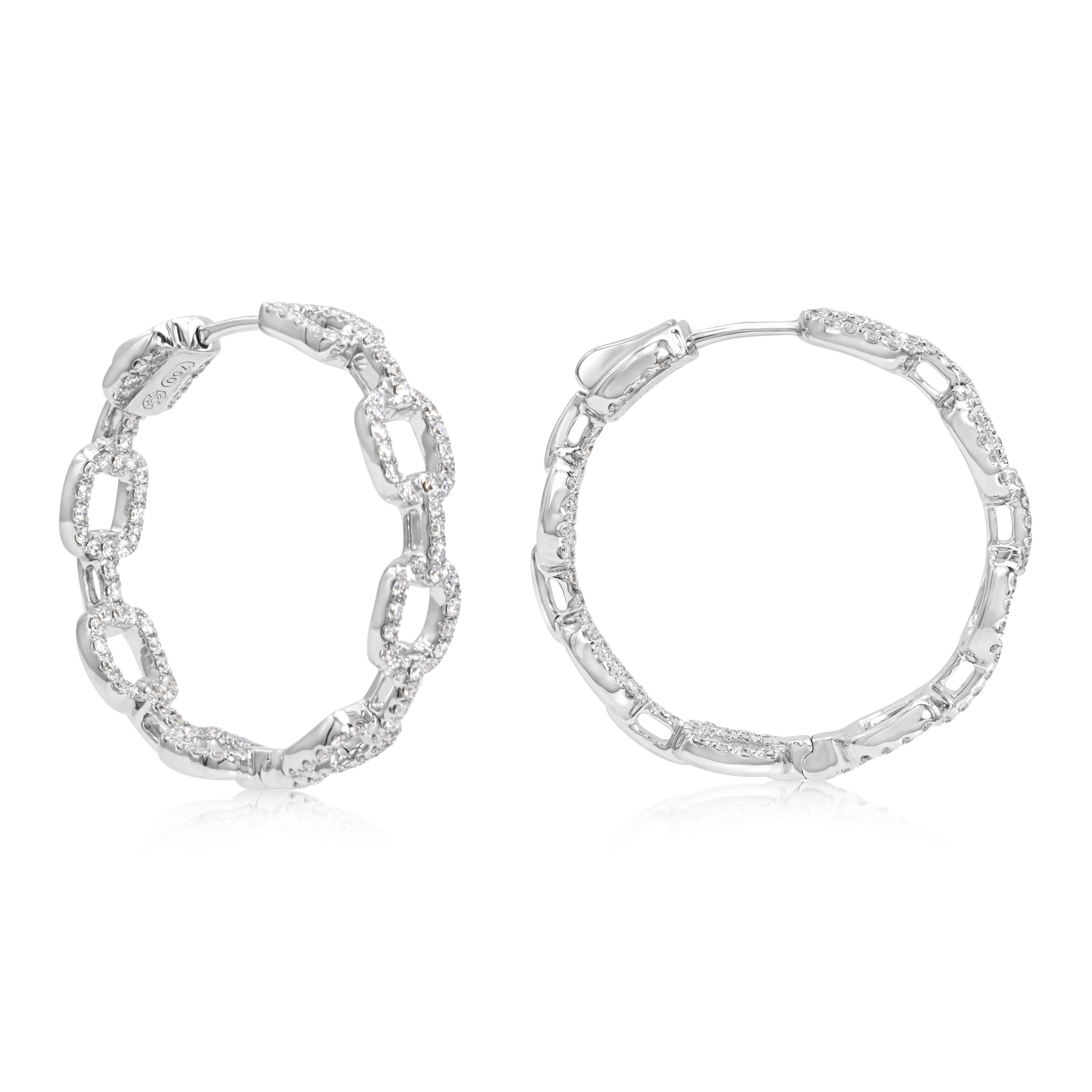 Impresionante par de pendientes de aro, con 244 diamantes de talla redonda y un peso total de 1,20 quilates. Finamente fabricada con oro blanco de 18 quilates. Cada pendiente mide 2,5 cm. Perfecto para ropa informal o formal. 

Disponible en pulsera