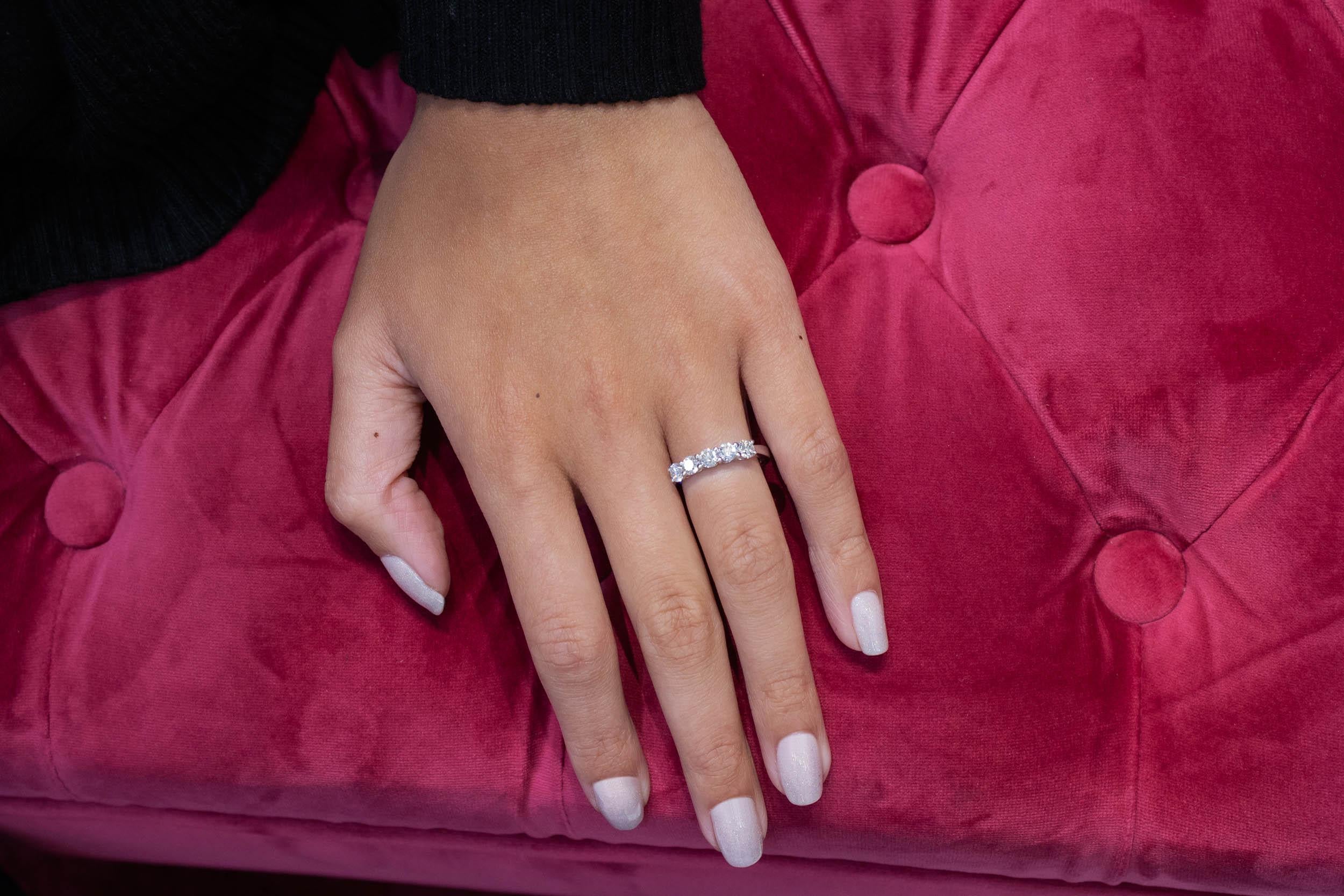 Roman Malakov 1,21 Karat insgesamt runder Diamant-Hochzeitsring mit fünf Steinen im Zustand „Neu“ im Angebot in New York, NY
