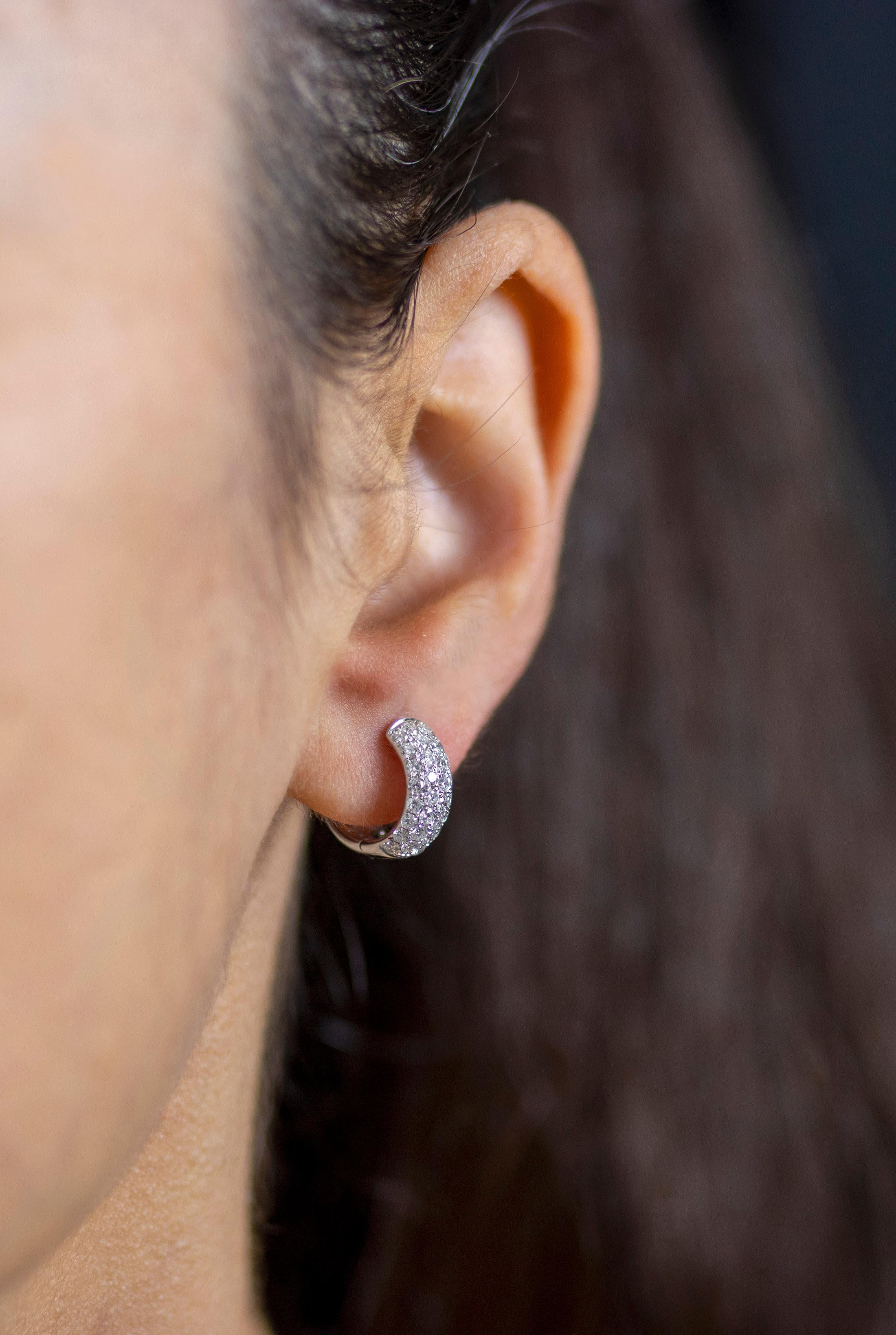 Roman Malakov 1,23 Karat Gesamter runder Diamant Huggie Creolen-Ohrringe im Zustand „Neu“ im Angebot in New York, NY