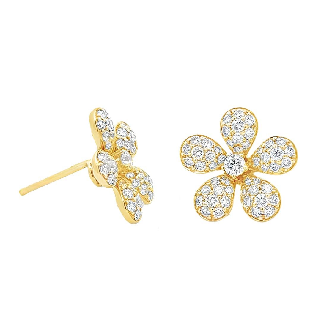 Ein wunderschönes Paar Ohrstecker mit Blumenmotiv und 102 Diamanten im Rundschliff mit einem Gesamtgewicht von 1,23 Karat, die auf Blütenblättern in Büscheln angeordnet sind. Fein gemacht mit 18K Gelbgold. Perfekt für Freizeitkleidung. 

Roman