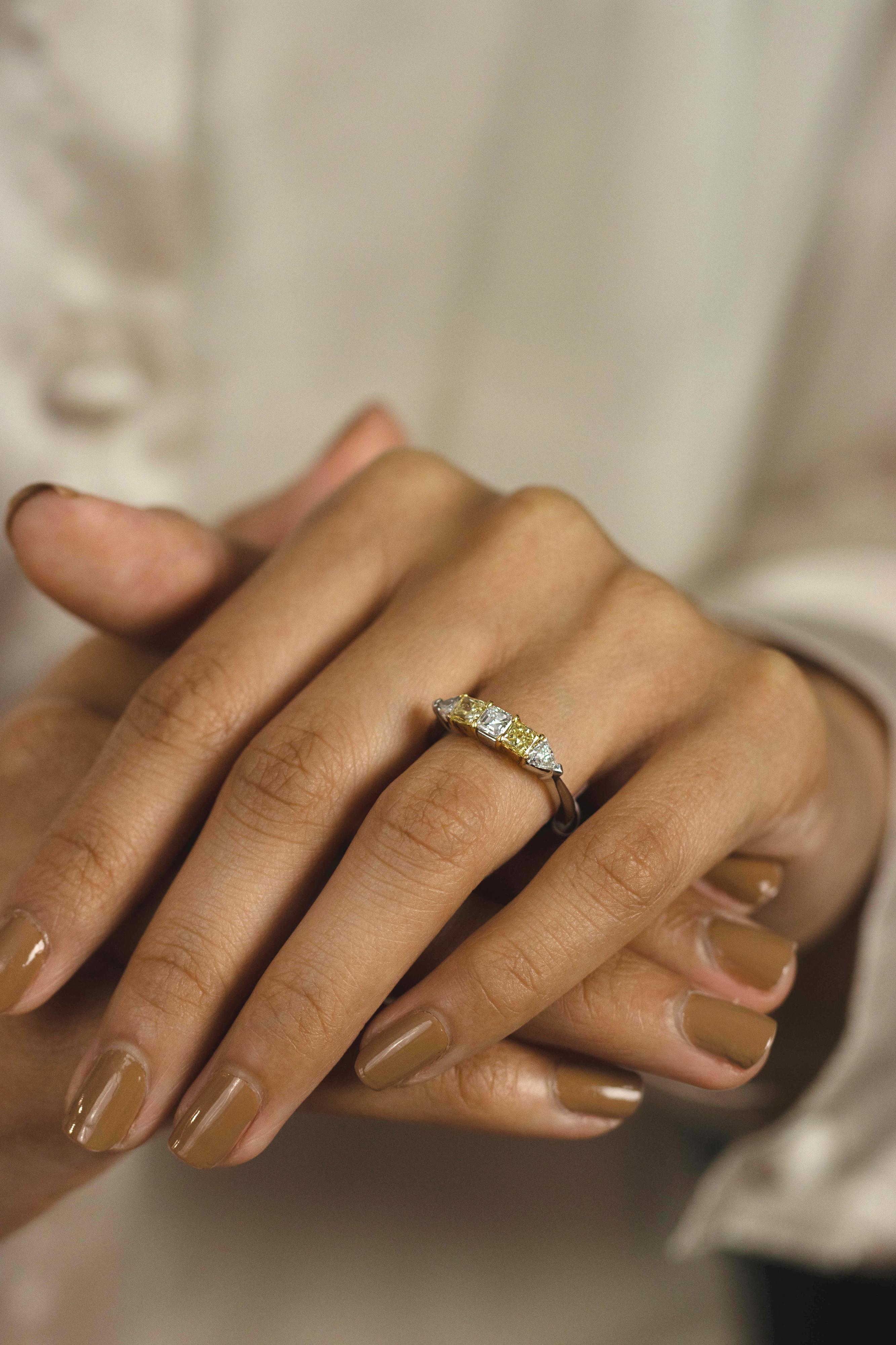 1.24 Carats Total Taille Mixte Diamants Jaunes et Blancs Five Stone Wedding Band Pour femmes en vente