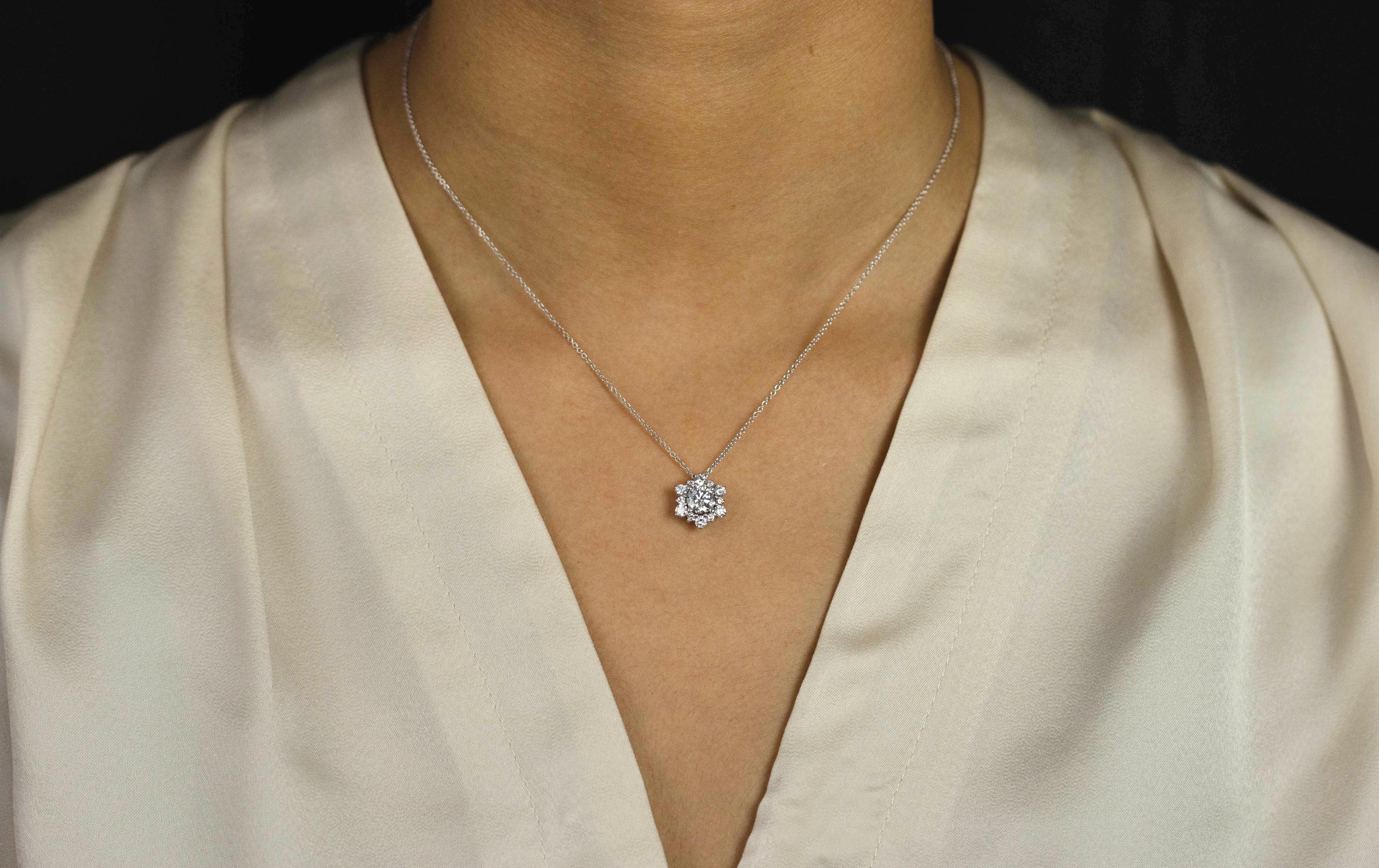 Taille ronde Roman Malakov, collier pendentif en grappe de diamants ronds brillants de 1,25 carat au total en vente