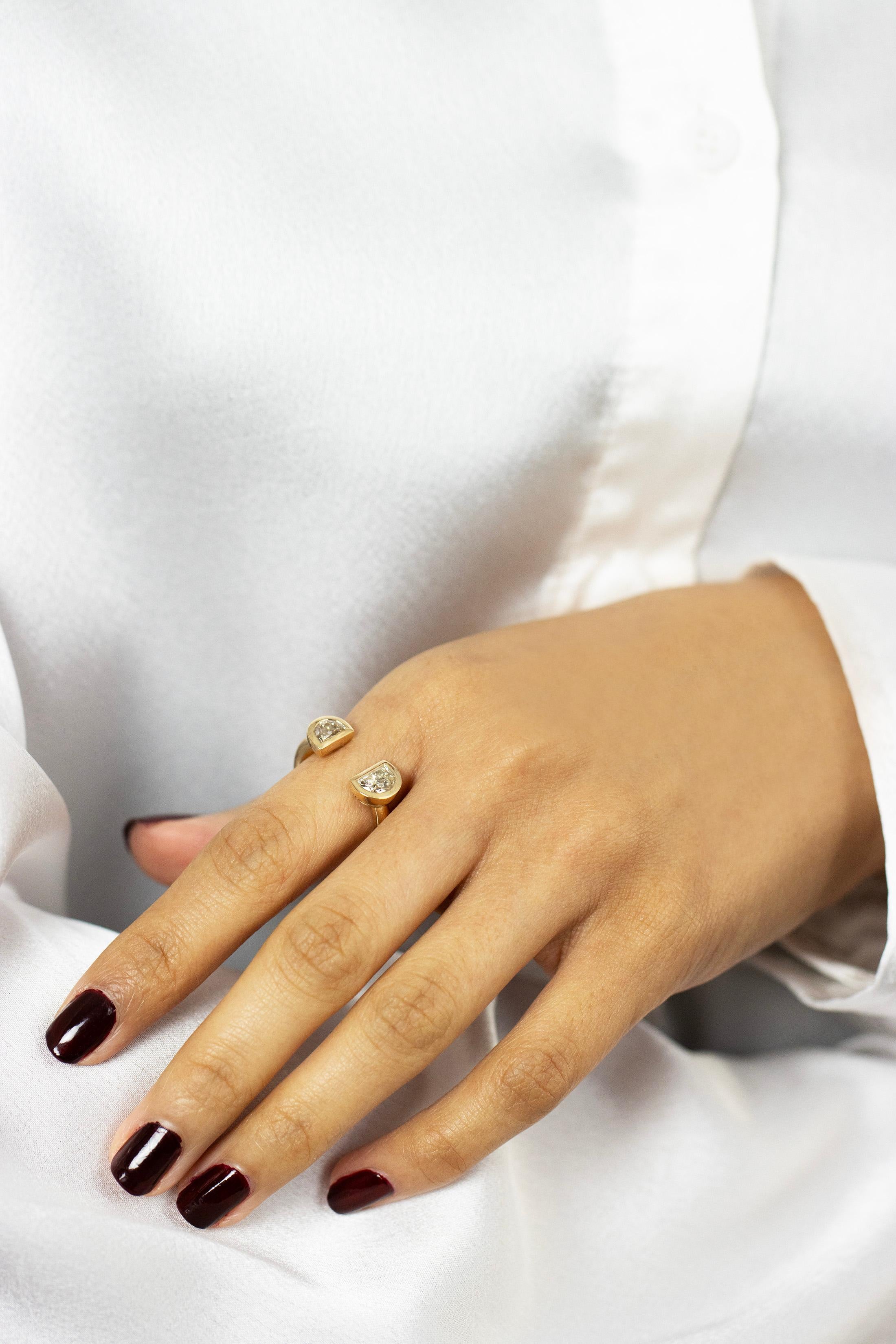 Roman Malakov Anillo de moda de media luna de diamantes de 1,25 quilates totales en Nuevo estado para la venta en New York, NY