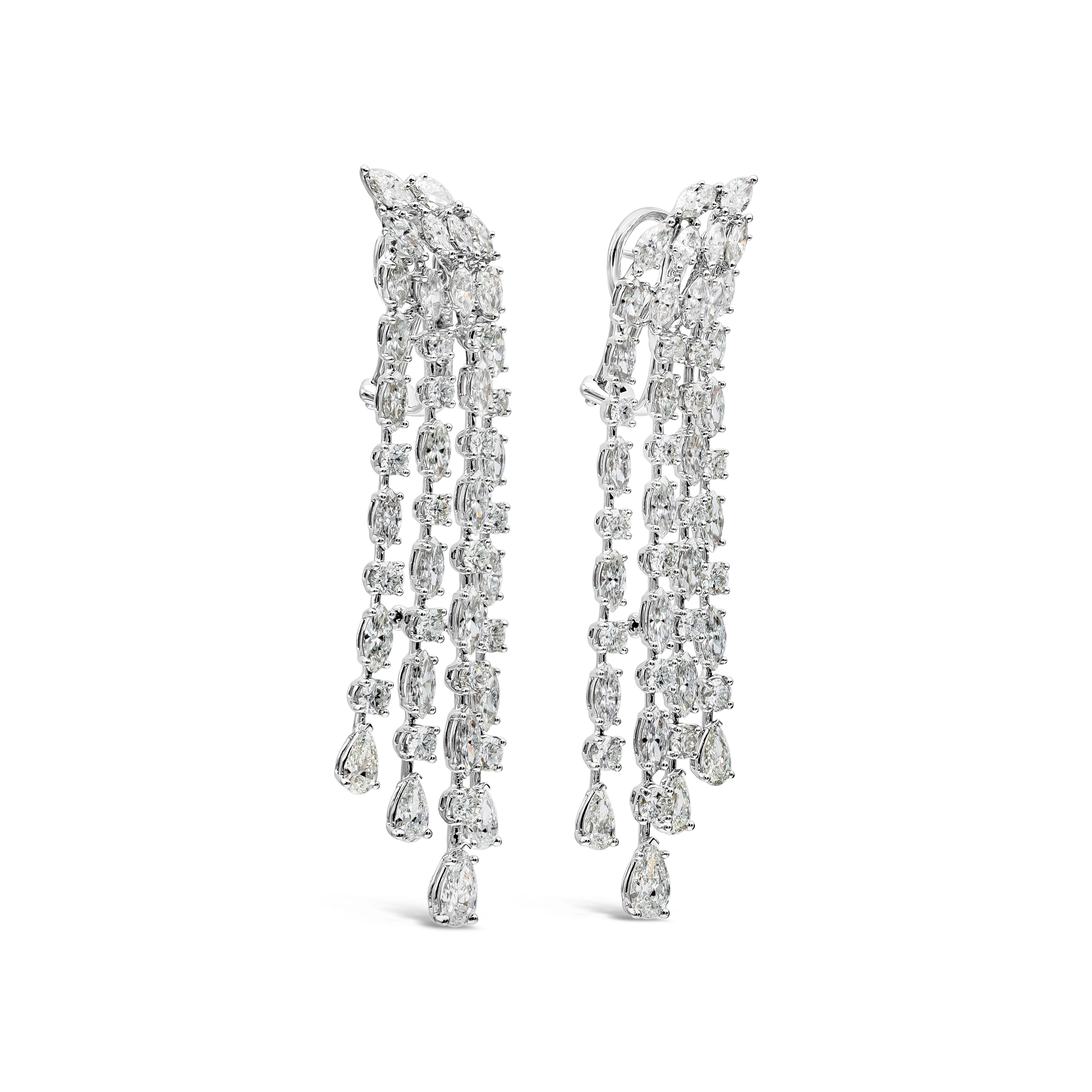 Dieses raffinierte Schmuckstück präsentiert vier Reihen mit gemischten Diamanten im Birnen-, Marquise- und Rundschliff, die in einem eleganten Kronleuchter-Design gefasst sind. Die Diamanten wiegen insgesamt 12.53 Karat. Dieses Paar hat eine Länge