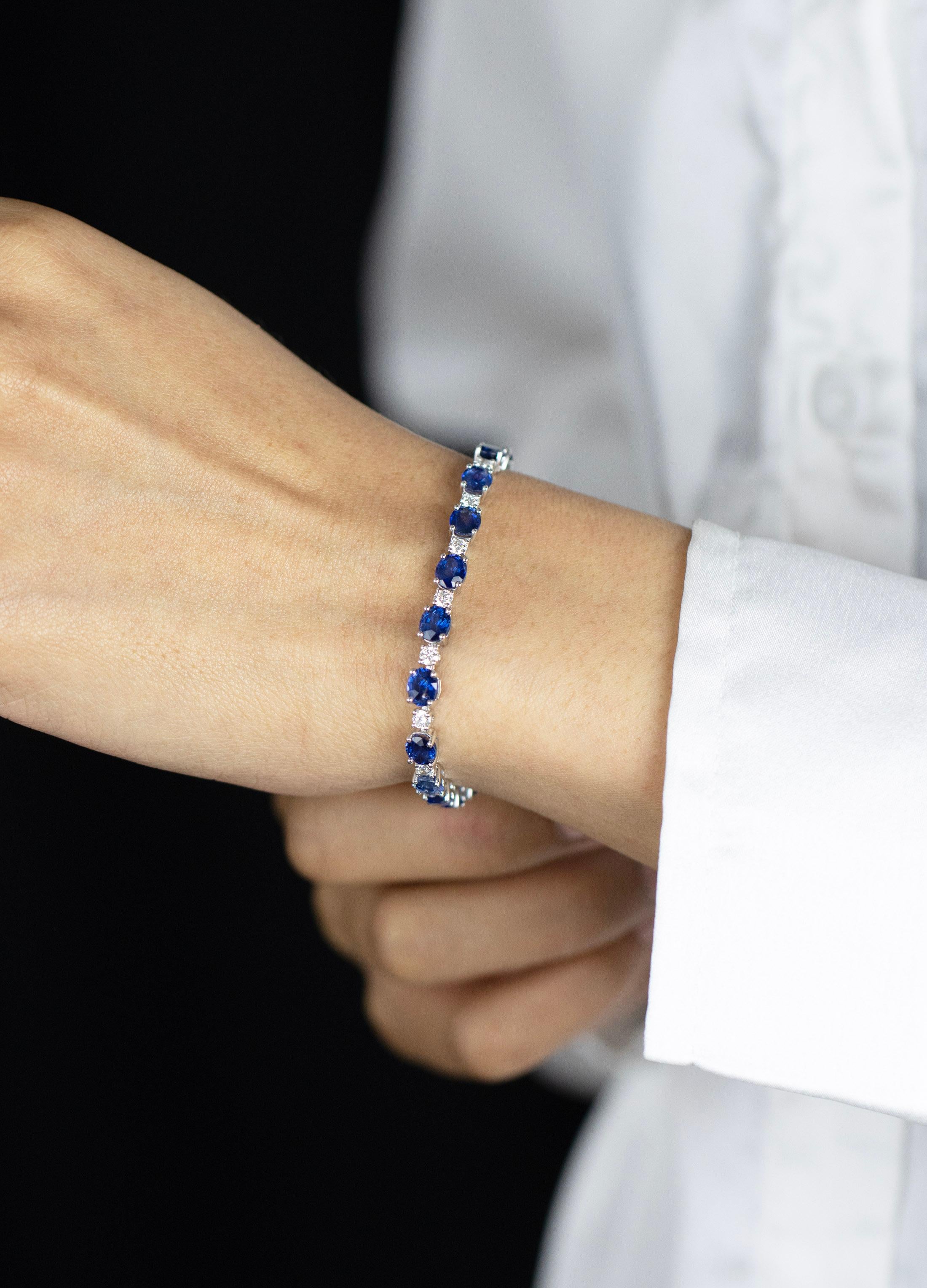 Contemporary Roman Malakov 12.56 Carat Oval Cut Blue Sapphire & Diamond Tennis Bracelet For Sale