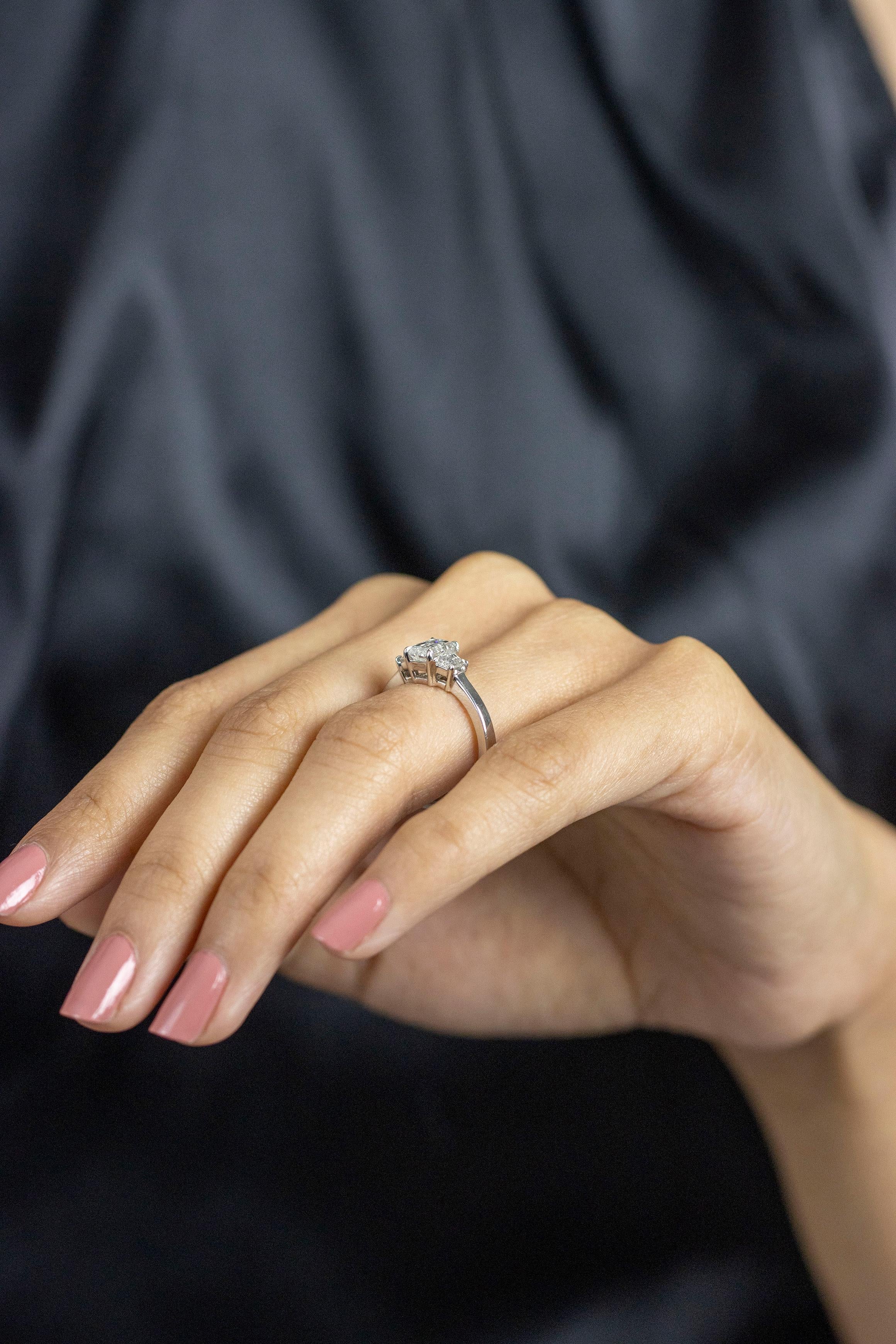 Roman Malakov, bague de fiançailles à trois pierres avec diamants de taille mixte de 1,26 carat au total en vente 1