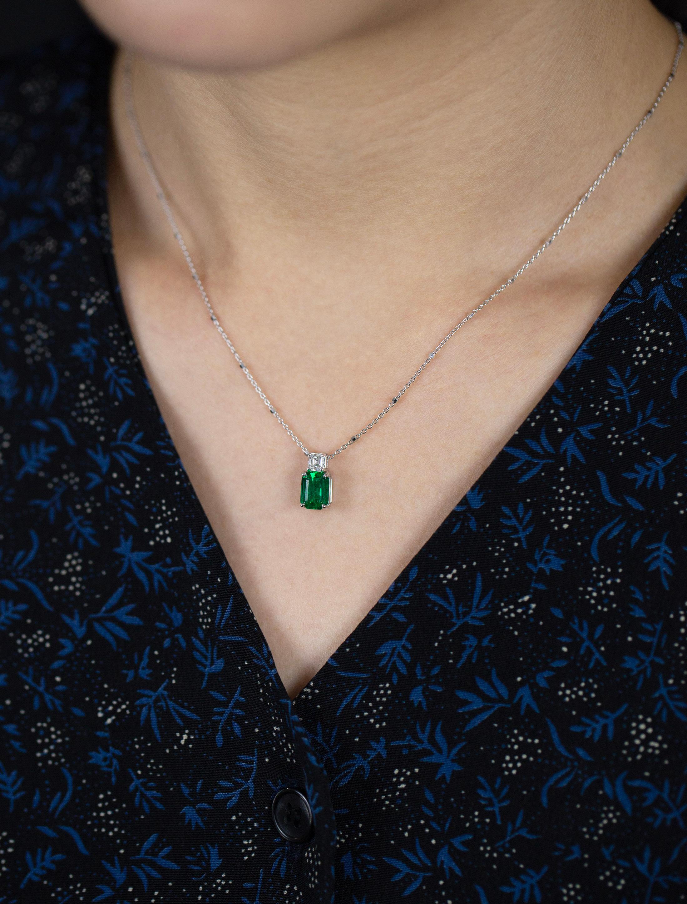 Roman Malakov 1.27 Carat Emerald Cut Green Emerald and Diamond Pendant Necklace In New Condition For Sale In New York, NY