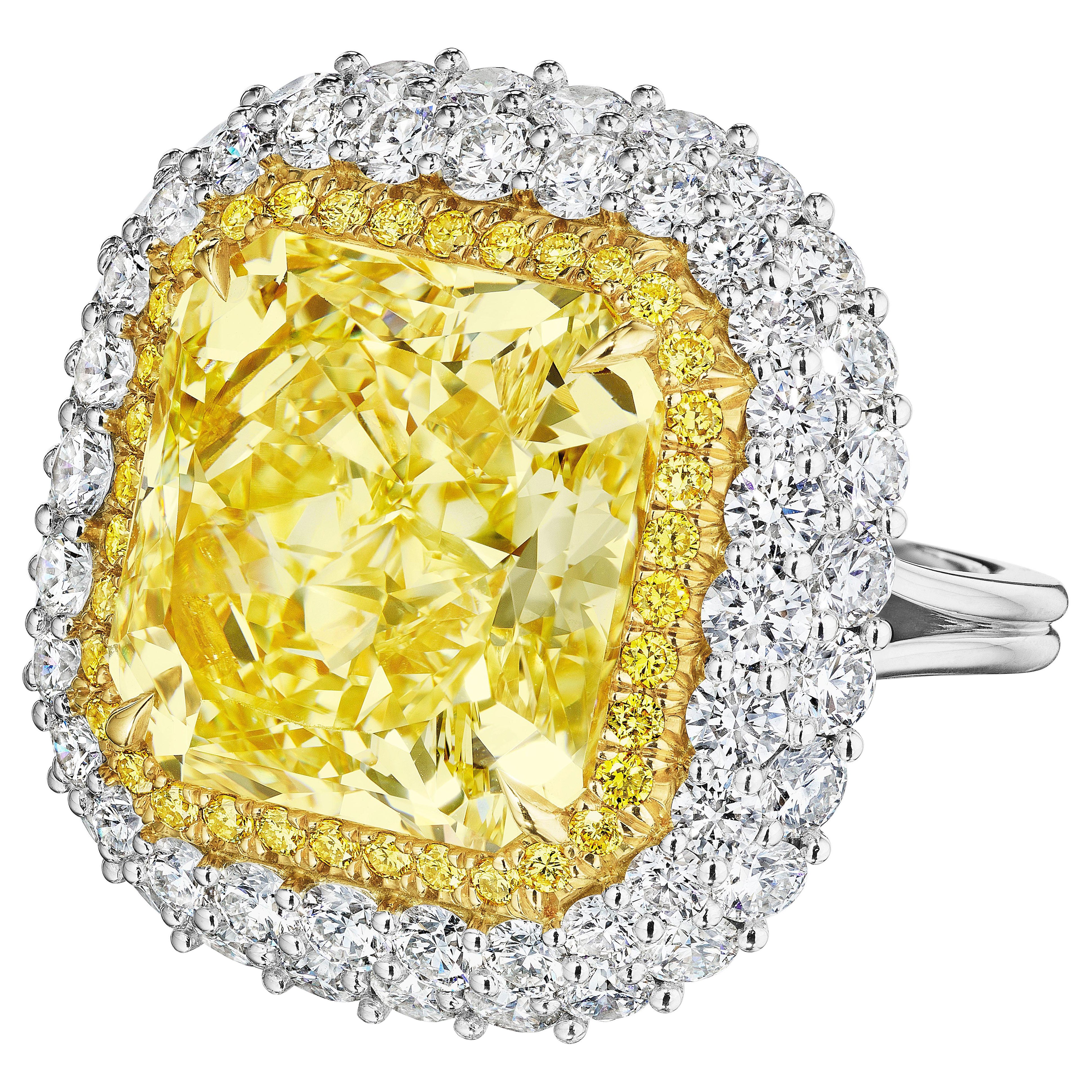 Roman Malakov Anillo Importante Doble Halo de Diamantes Amarillos talla radiante de 12,87 quilates