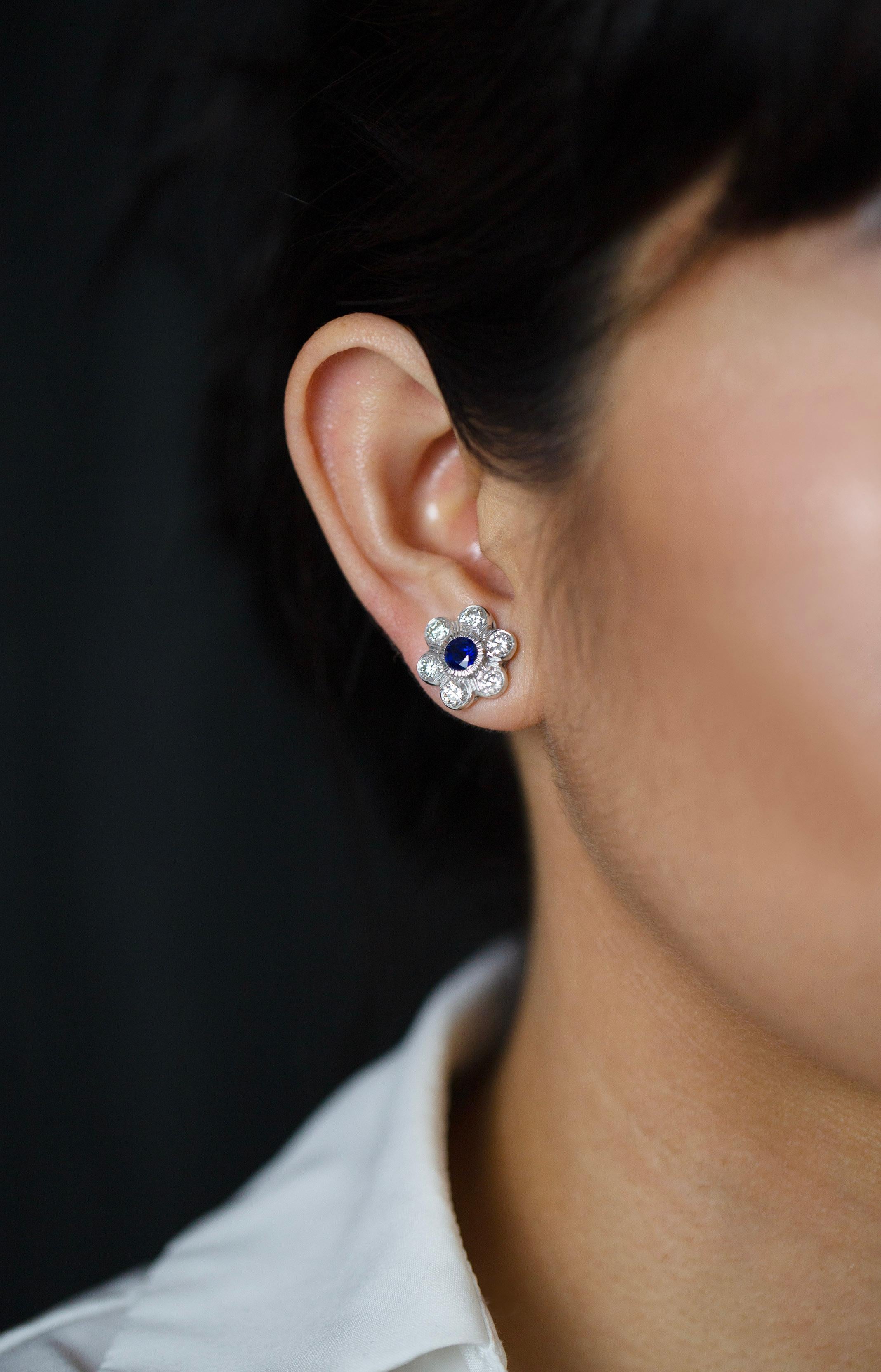 Roman Malakov, clous d'oreilles en diamants et saphirs bleus ronds de 1,33 carat au total Pour femmes en vente