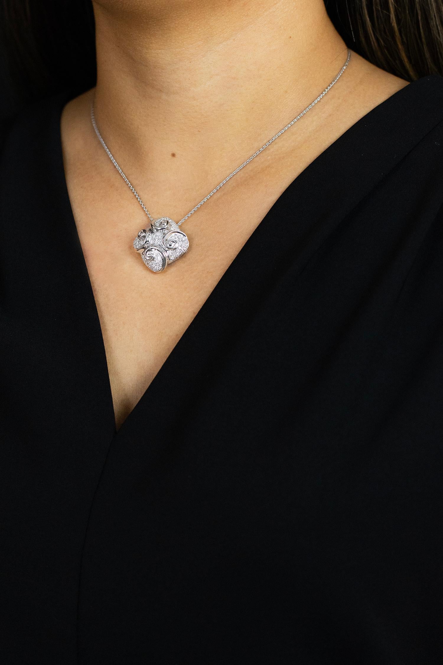 Donna Roman Malakov Diamonds, 1,34 carati, taglio rotondo, collana con ciondolo a volute di diamanti in vendita