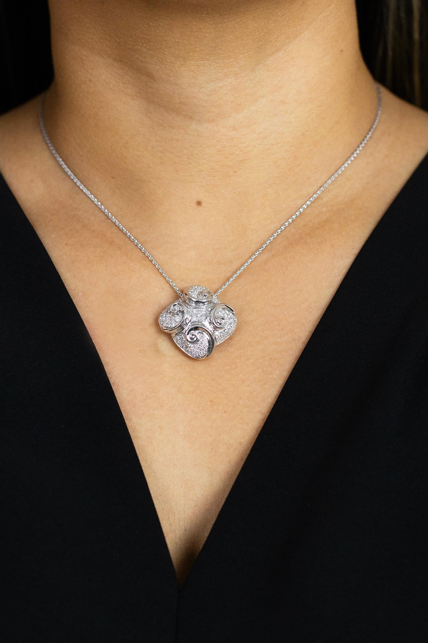Roman Malakov Diamonds, 1,34 carati, taglio rotondo, collana con ciondolo a volute di diamanti in vendita 1