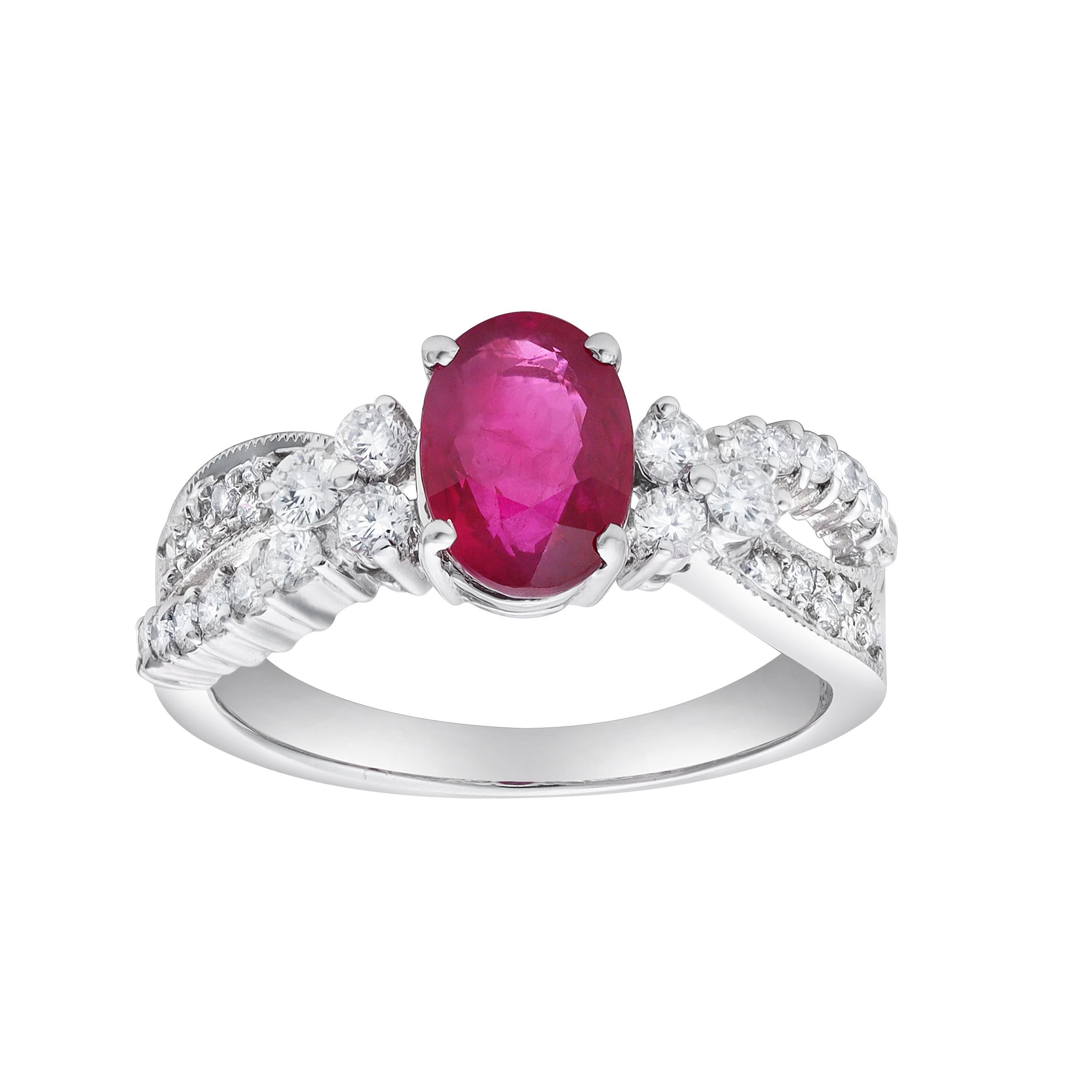 Maravilloso anillo de moda, con un rubí de corte oval de 1,34 quilates, engastado en una clásica montura de cuatro garras. Acentuada por diamantes redondos de talla brillante con un peso total de 0,38 quilates, engastados en un intrincado diseño