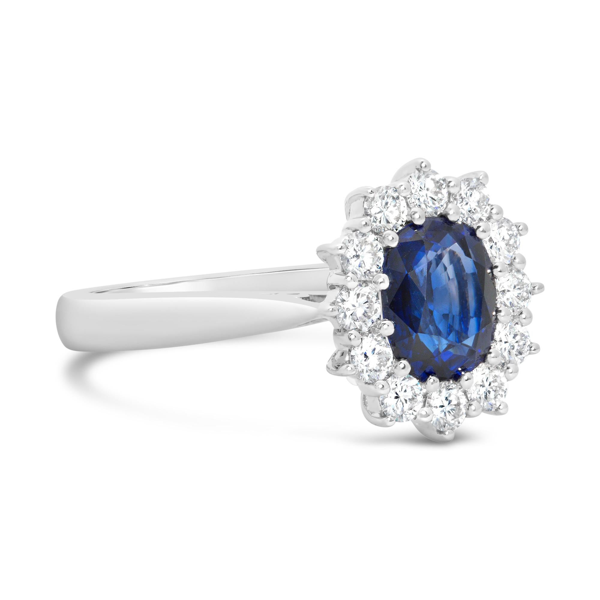 Un magnífico y popular estilo de anillo de compromiso inspirado en la maravillosa Princesa Diana, con un zafiro de talla oval de 1,34 quilates rodeado de un halo de diamantes redondos de talla brillante con un peso total de 0,45 quilates. Los