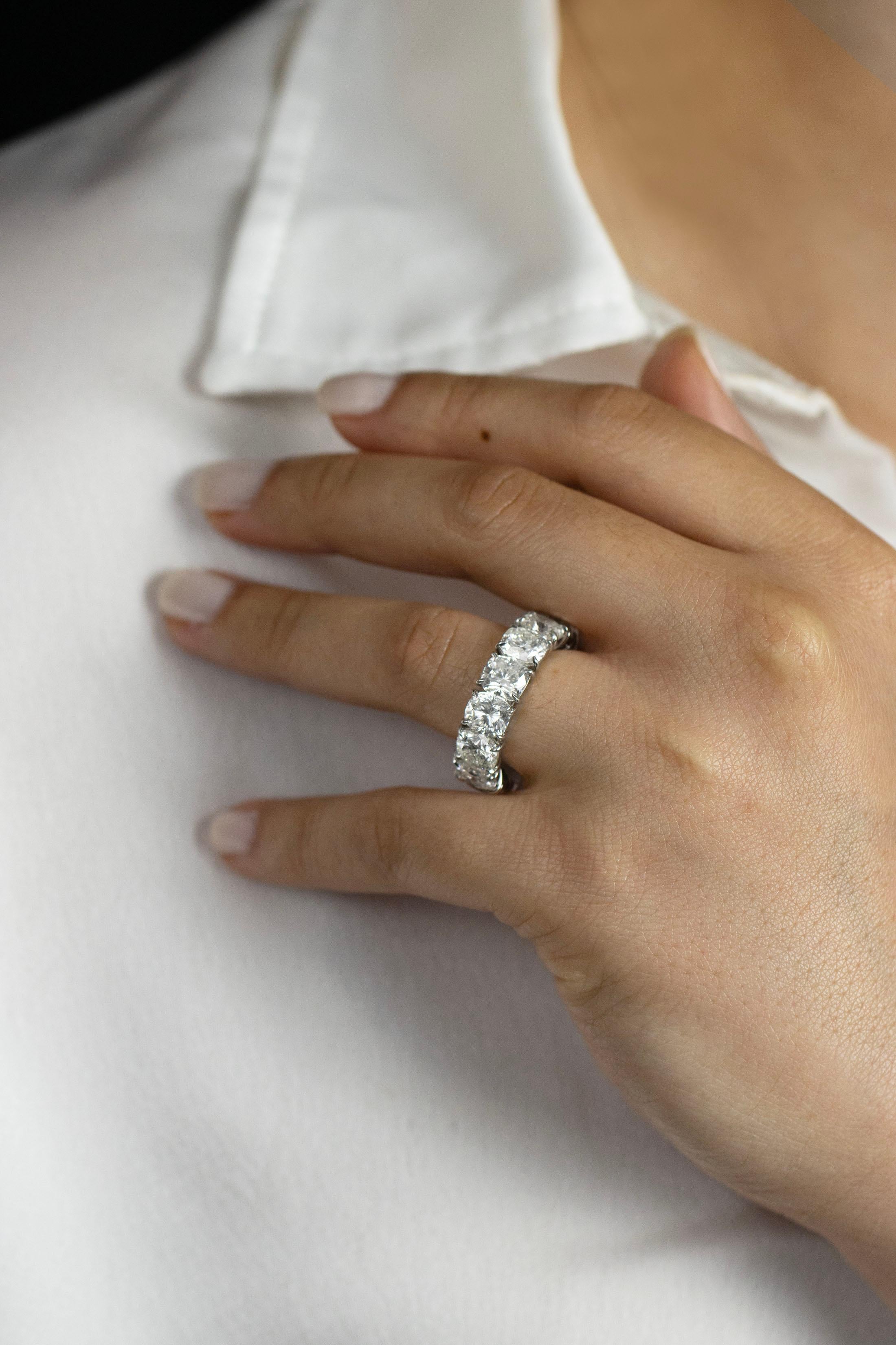 Roman Malakov, alliance d'éternité en diamants taille coussin de 13,47 carats au total Pour femmes en vente