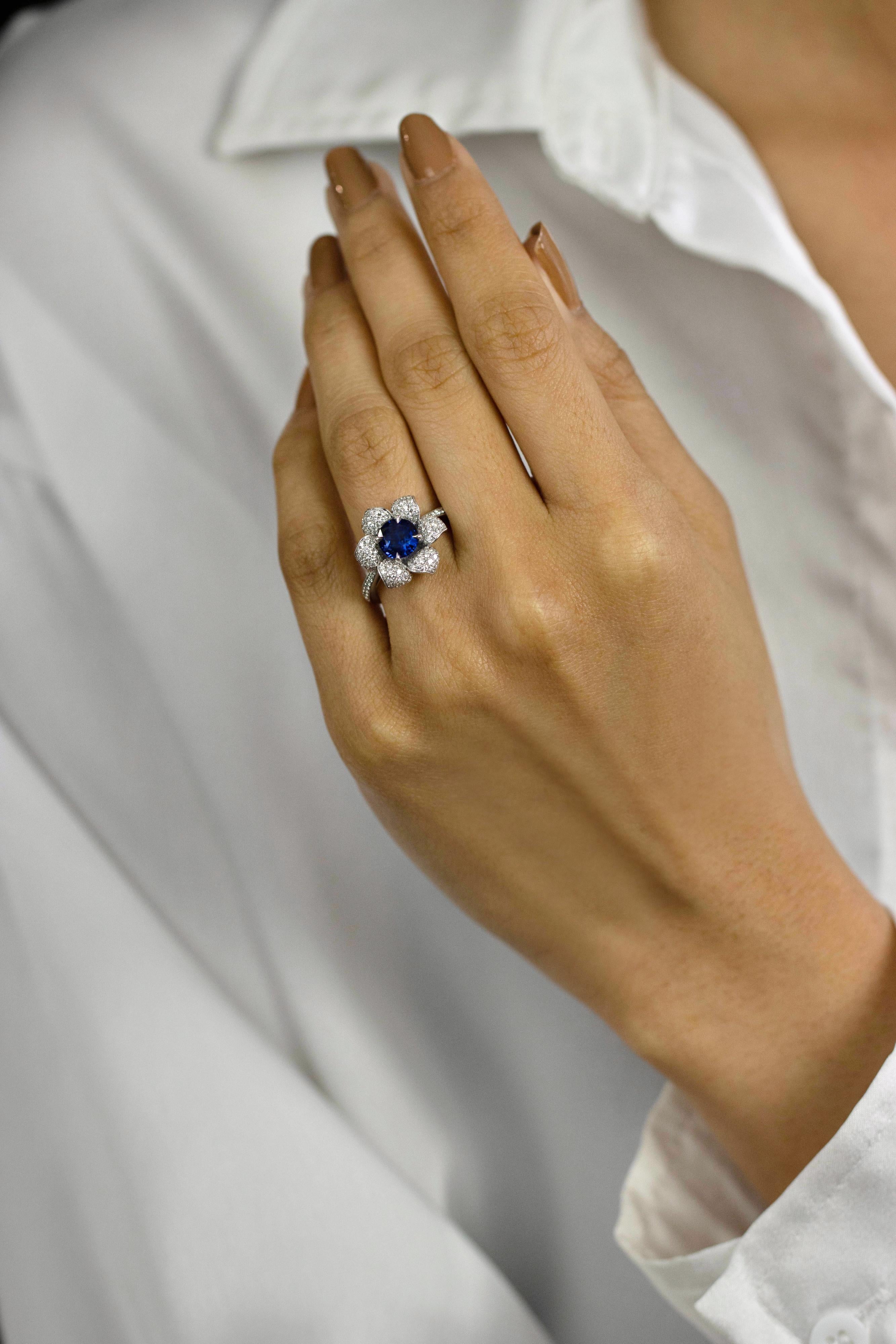 Women's Roman Malakov 1.35 Carat Round Cut Blue Sapphire & Diamond Floral Fashion Ring For Sale