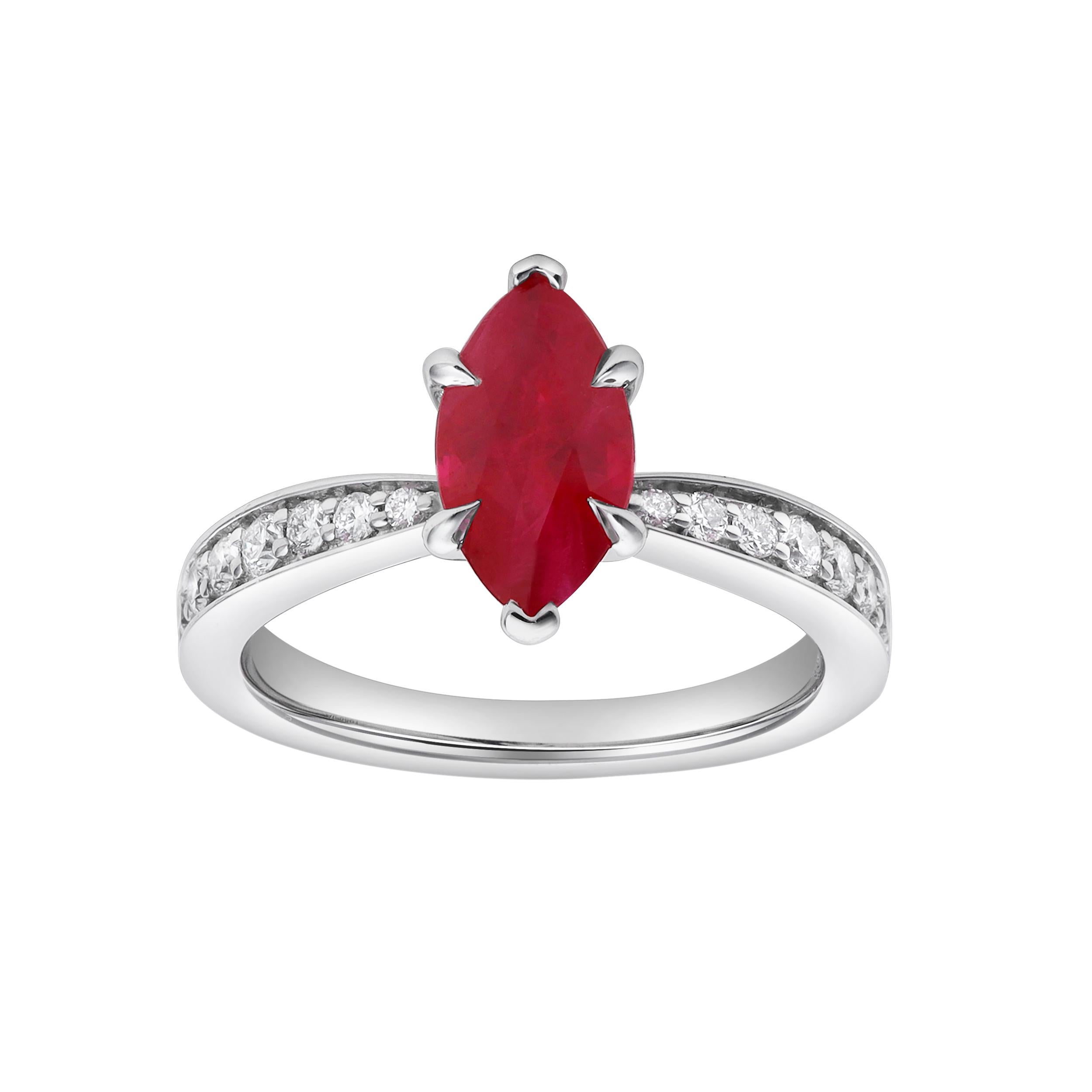 Un magnífico anillo de compromiso, con un rubí talla marquesa de 1,35 quilates, engastado en una montura de seis garras. Acentuada por diamantes de talla redonda graduados, con un peso total de 0,25 quilates, engastados en una garra compartida.