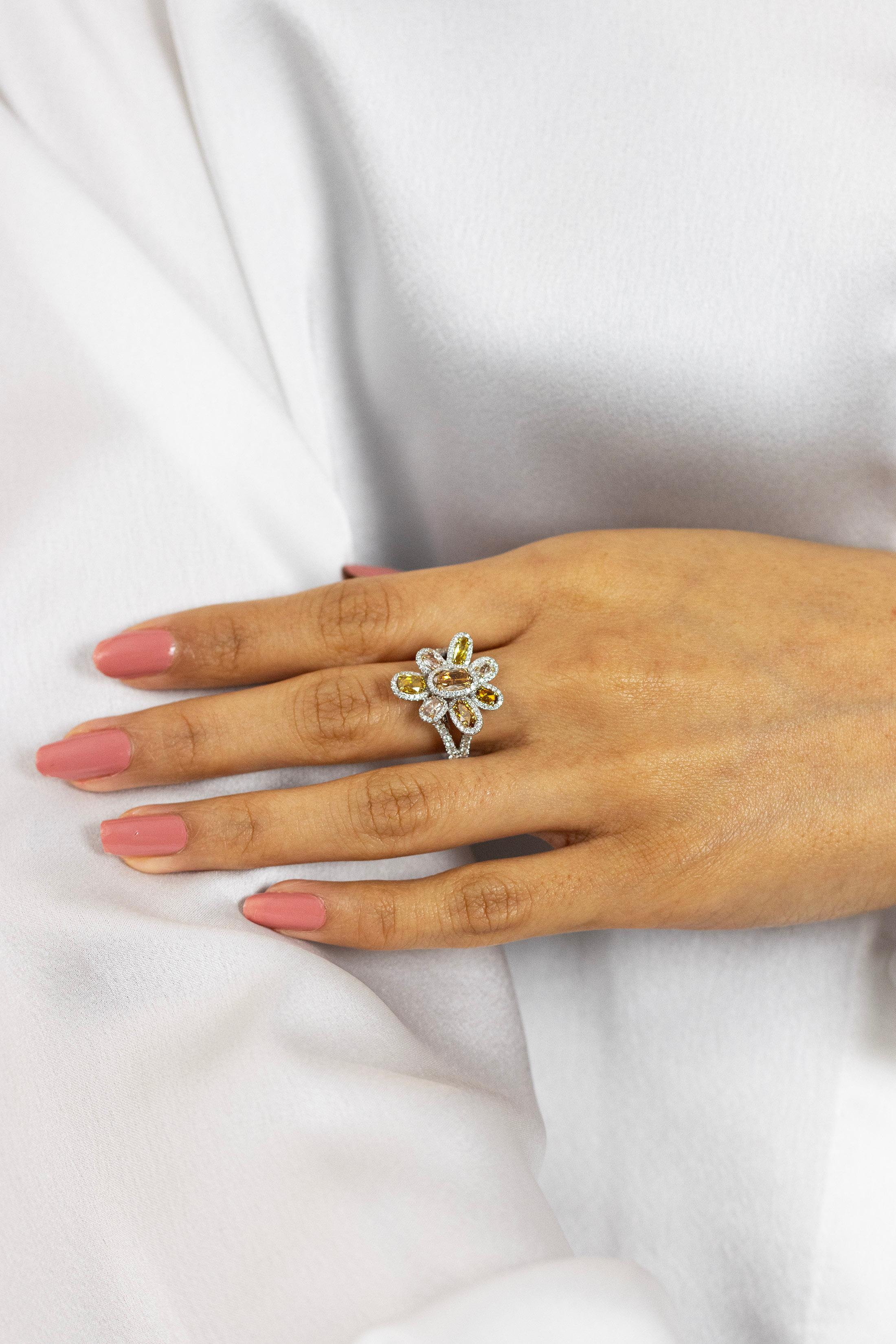 1,36 Karat Total Mixed Cut Fancy Color Edelstein mit Diamant Blume Ring (Gemischter Schliff) im Angebot