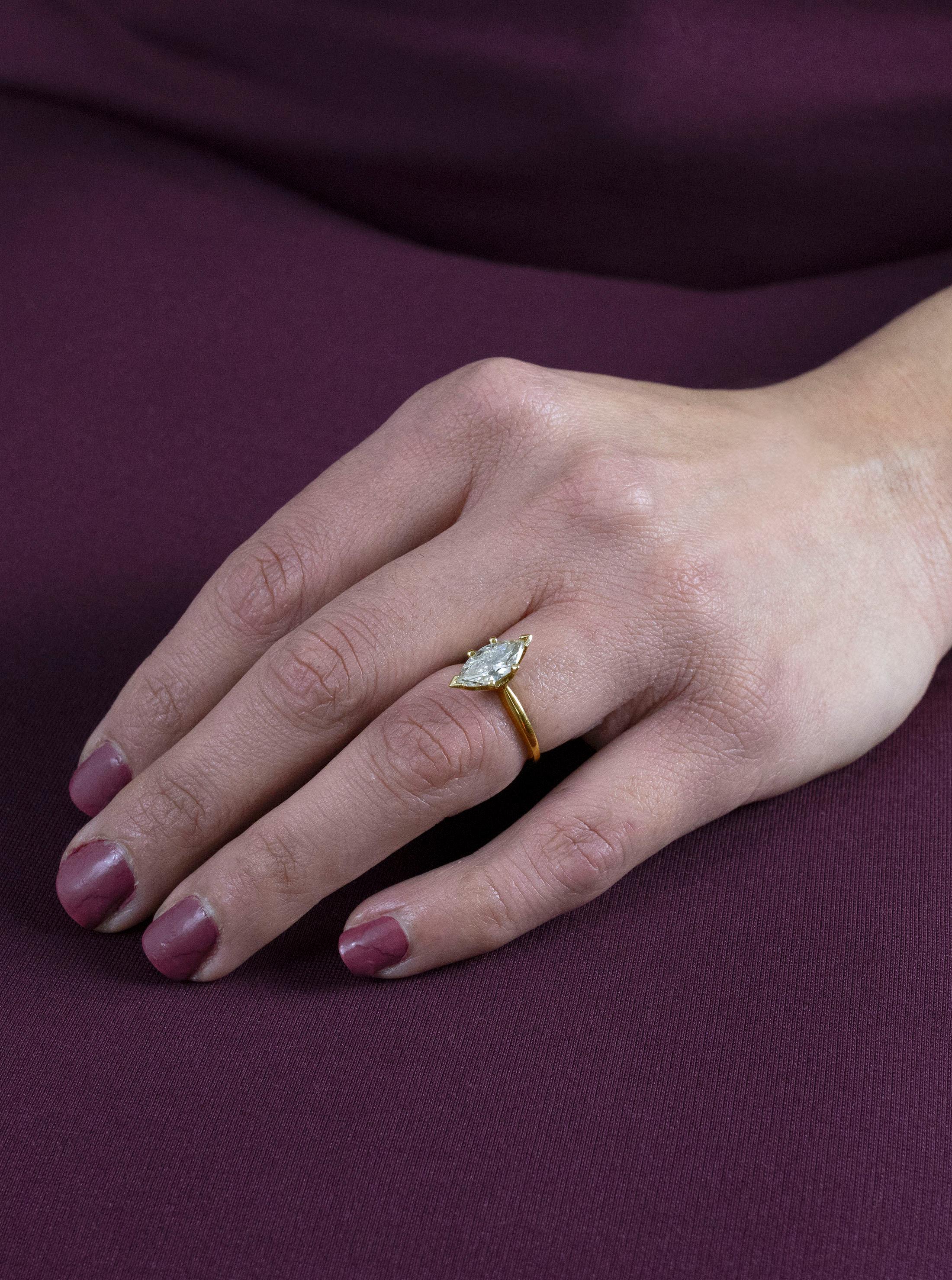 Contemporain Roman Malakov, bague de fiançailles solitaire avec diamant taille marquise de 1,36 carat au total en vente