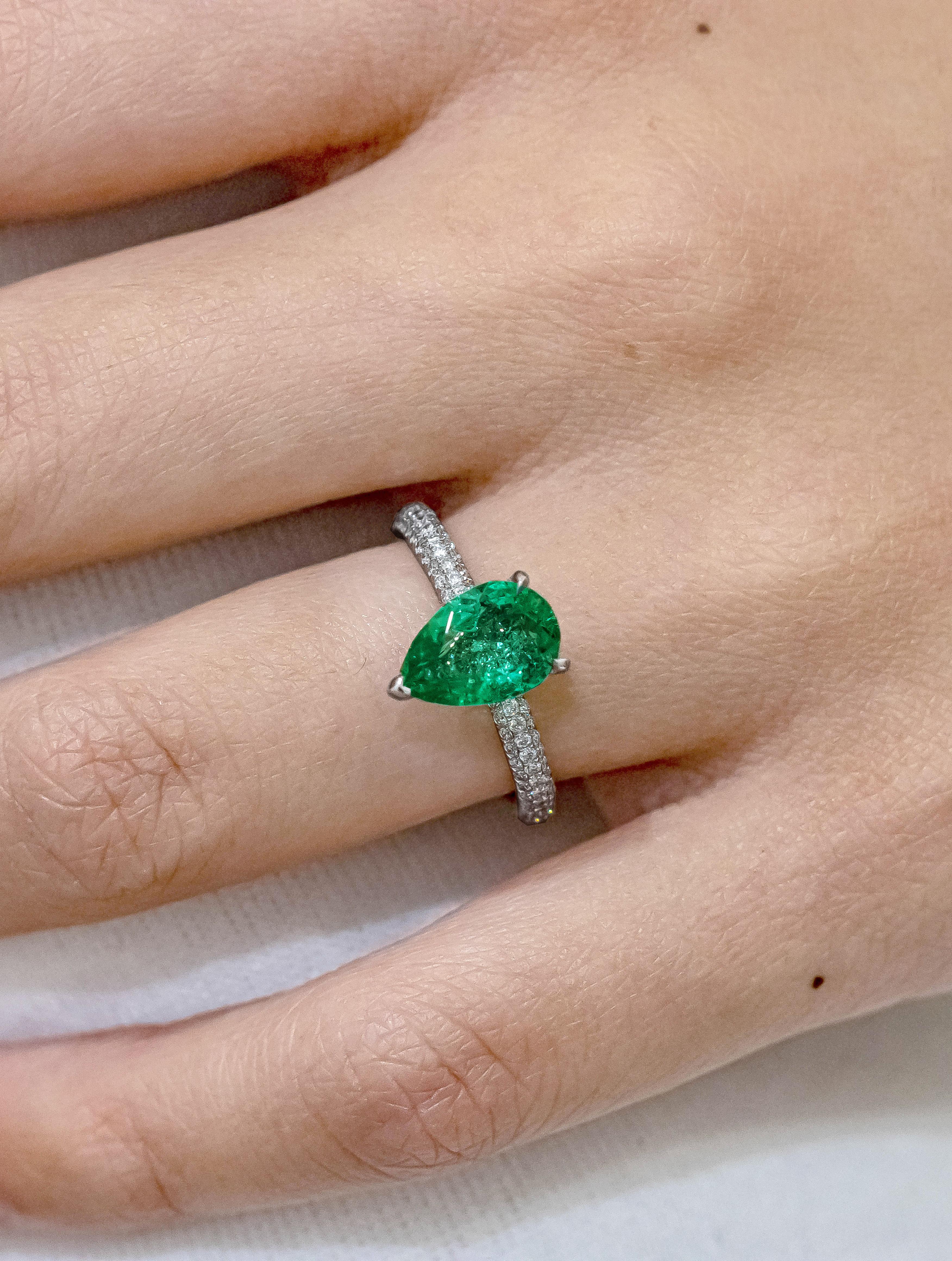 Roman Malakov Verlobungsring mit 1,42 Karat Smaragd in Birnenform und Diamant (Tropfenschliff) im Angebot