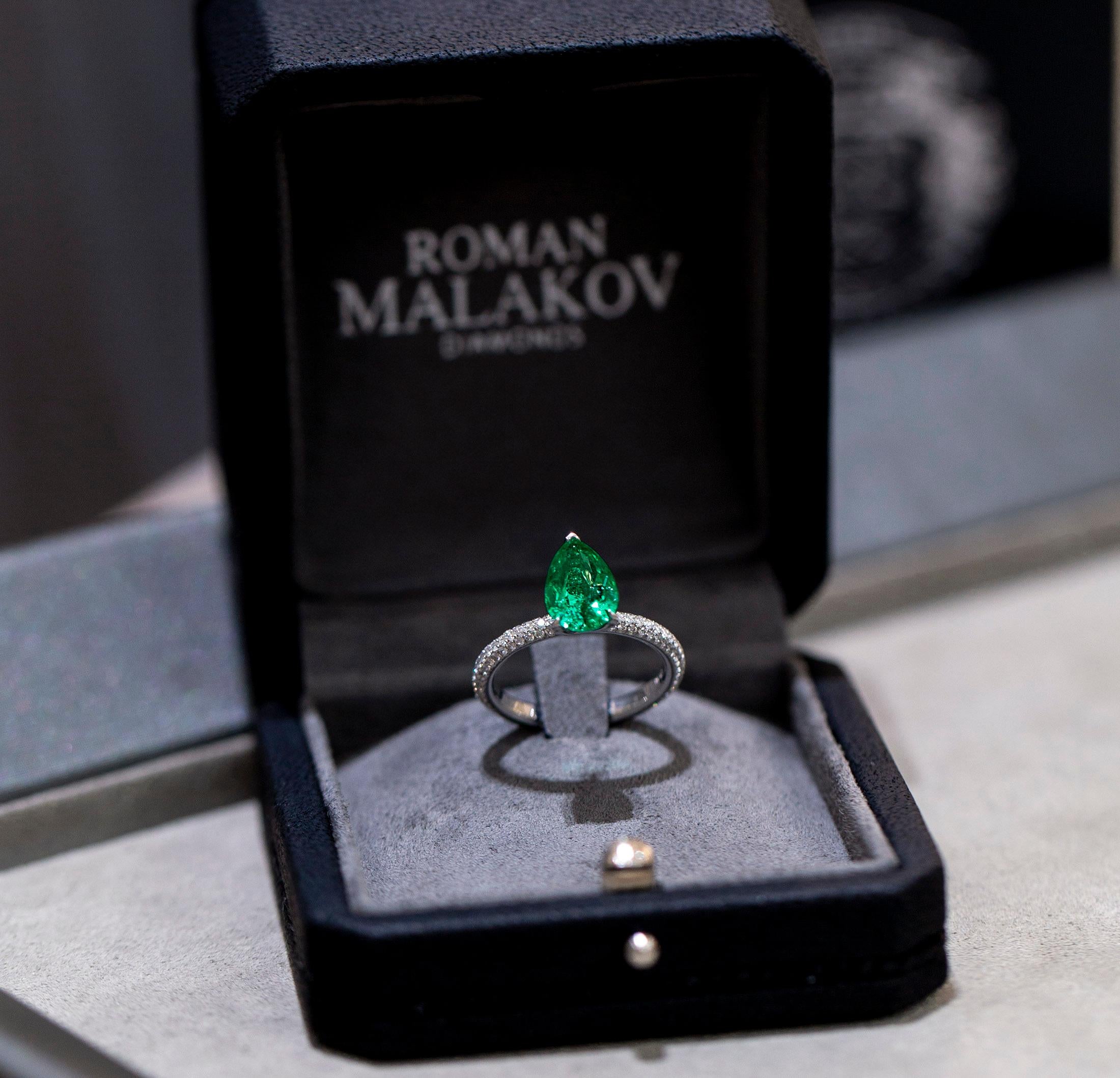 Roman Malakov Verlobungsring mit 1,42 Karat Smaragd in Birnenform und Diamant (Zeitgenössisch) im Angebot