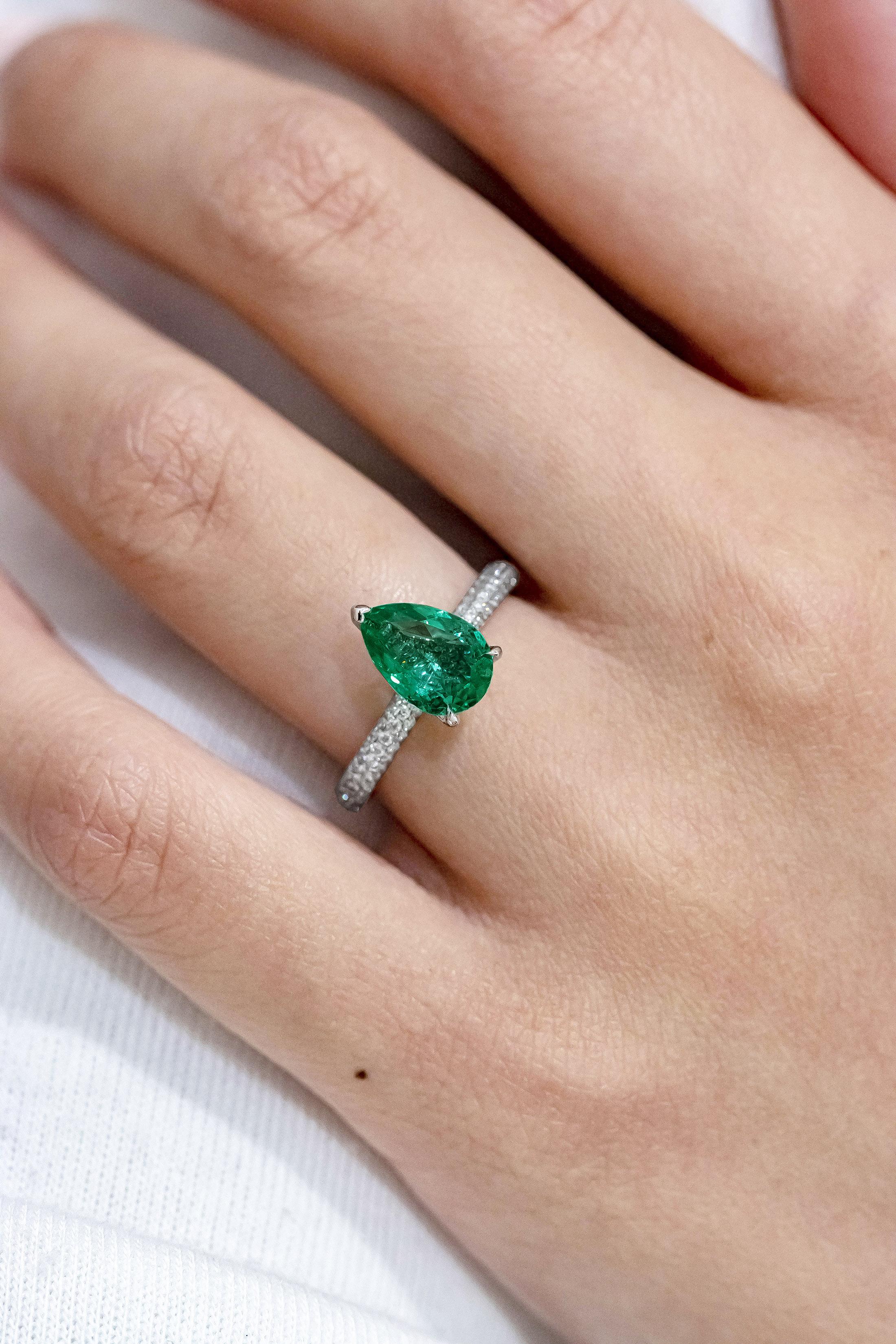 Roman Malakov Verlobungsring mit 1,42 Karat Smaragd in Birnenform und Diamant im Zustand „Neu“ im Angebot in New York, NY