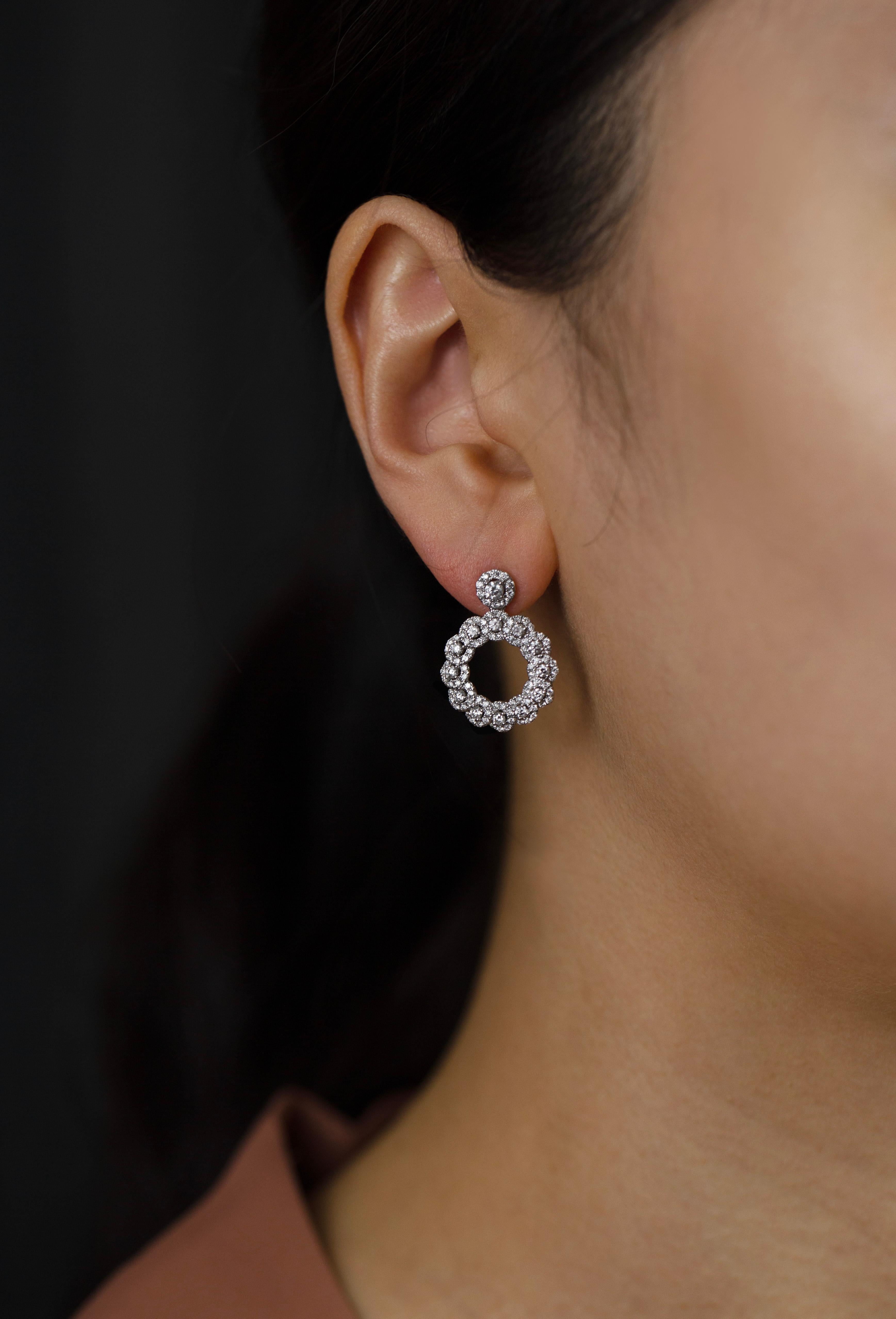 Taille ronde Pendants d'oreilles à la mode Roman Malakov avec diamants ronds de 1,42 carat au total en vente