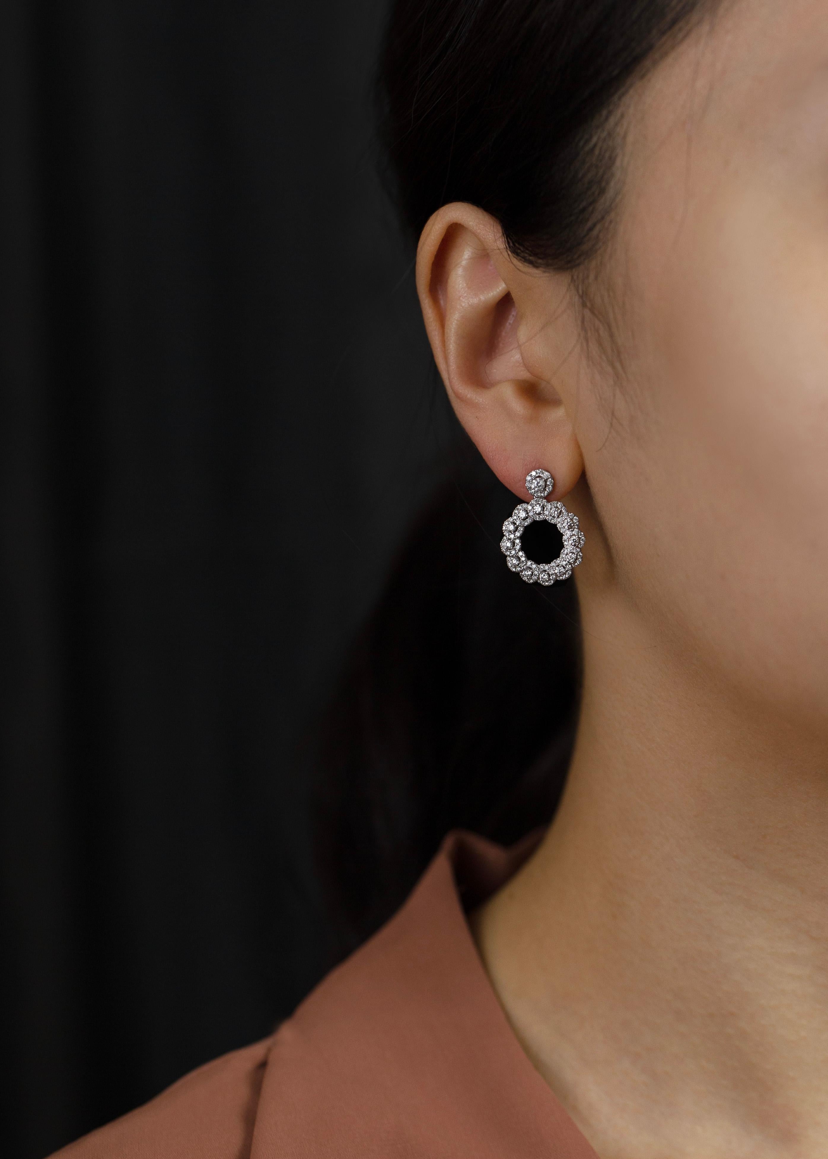 Pendants d'oreilles à la mode Roman Malakov avec diamants ronds de 1,42 carat au total Neuf - En vente à New York, NY