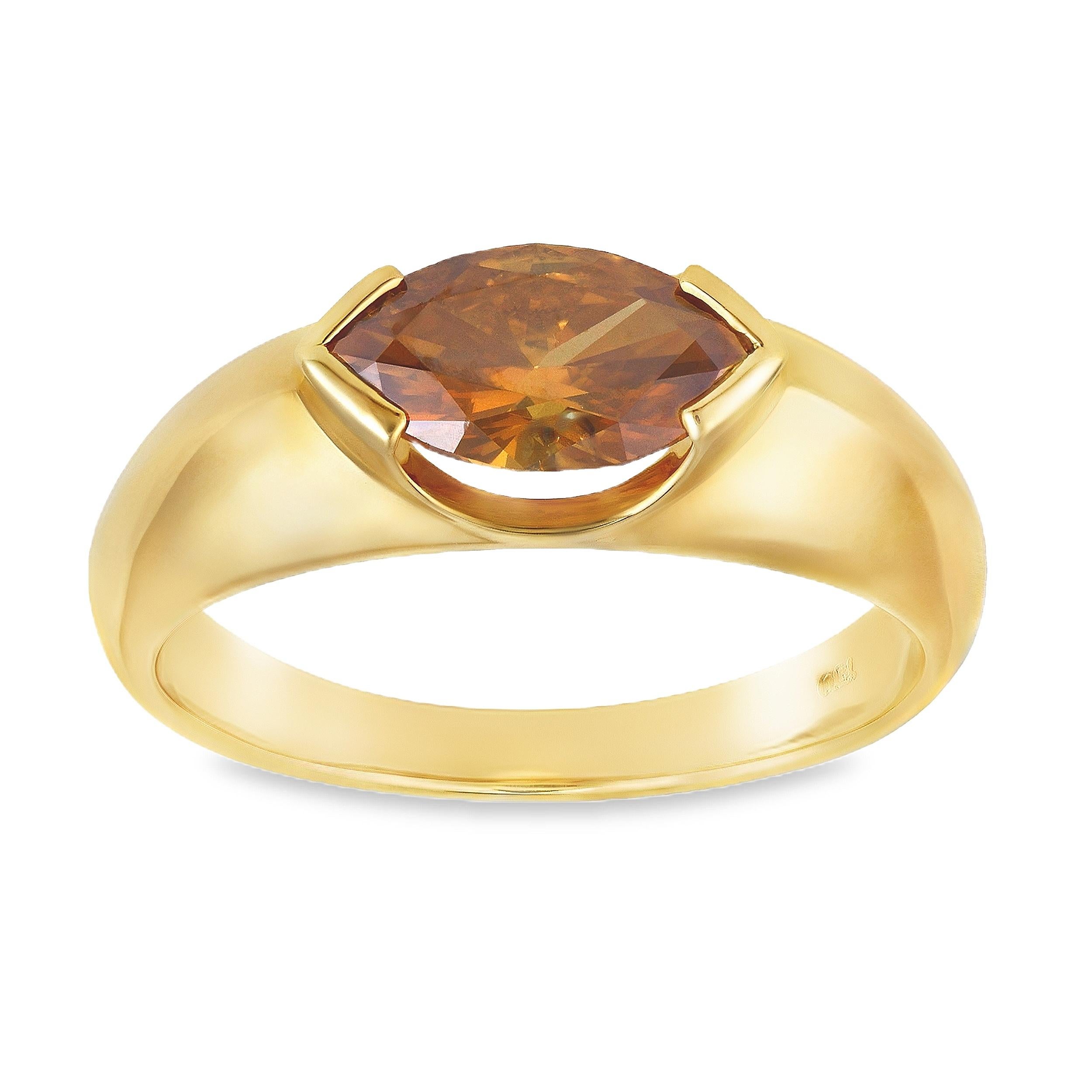 Bague simple pour homme mettant en valeur un diamant taille marquise de couleur naturelle fantaisie de 1,43 carat, serti horizontalement dans une orientation est-ouest. Finement réalisé en or jaune 18 carats. Taille 10 US, redimensionnement possible