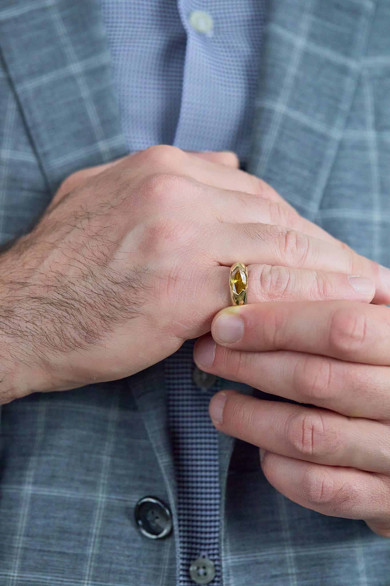 Roman Malakov Diamonds 1,43 carat Marquise Cut Fancy Colored Diamond Ring en or jaune Unisexe en vente