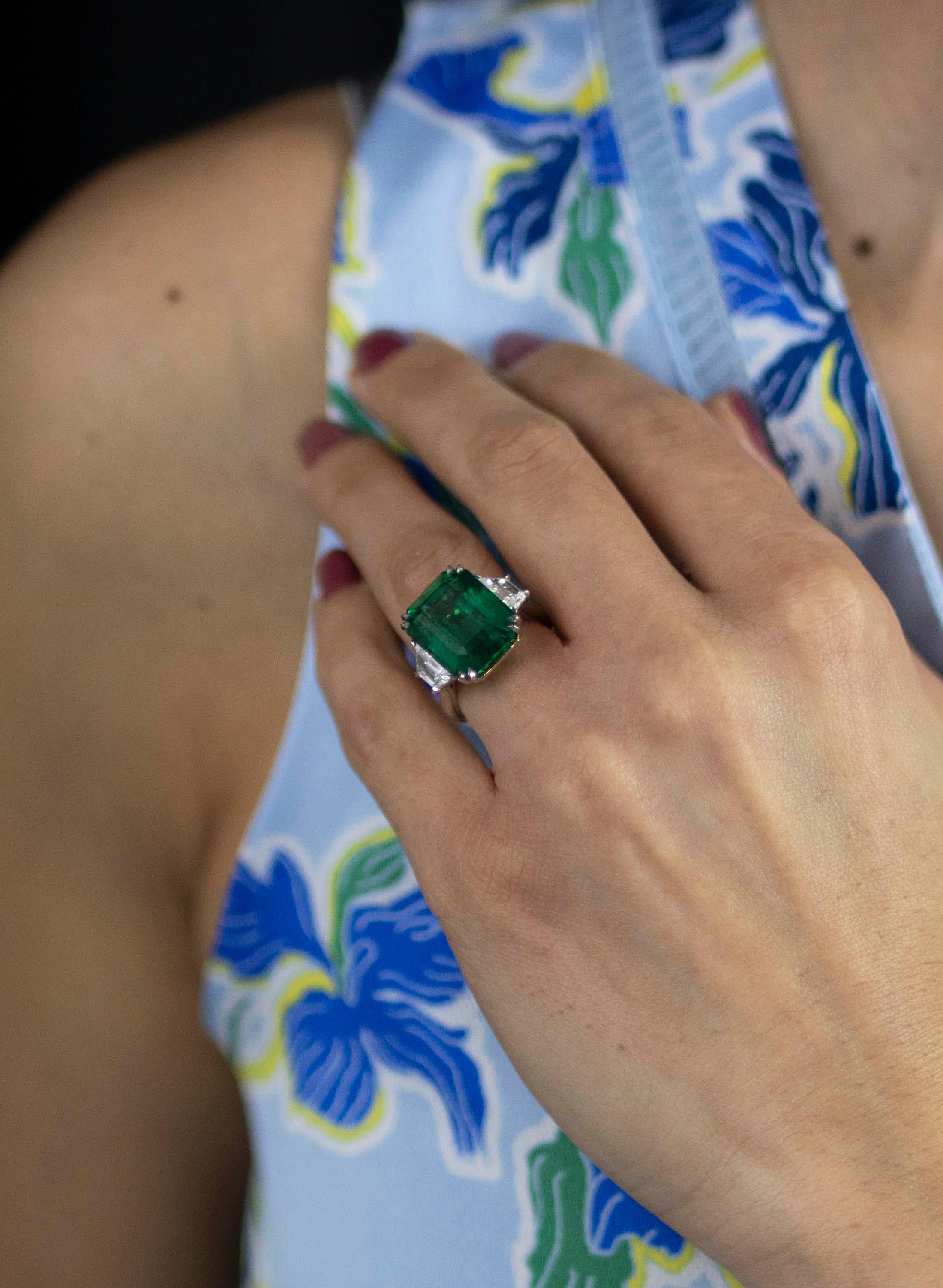 Roman Malakov 14.30 Carat Zambia Green Emerald Three-Stone Engagement Ring In New Condition In New York, NY