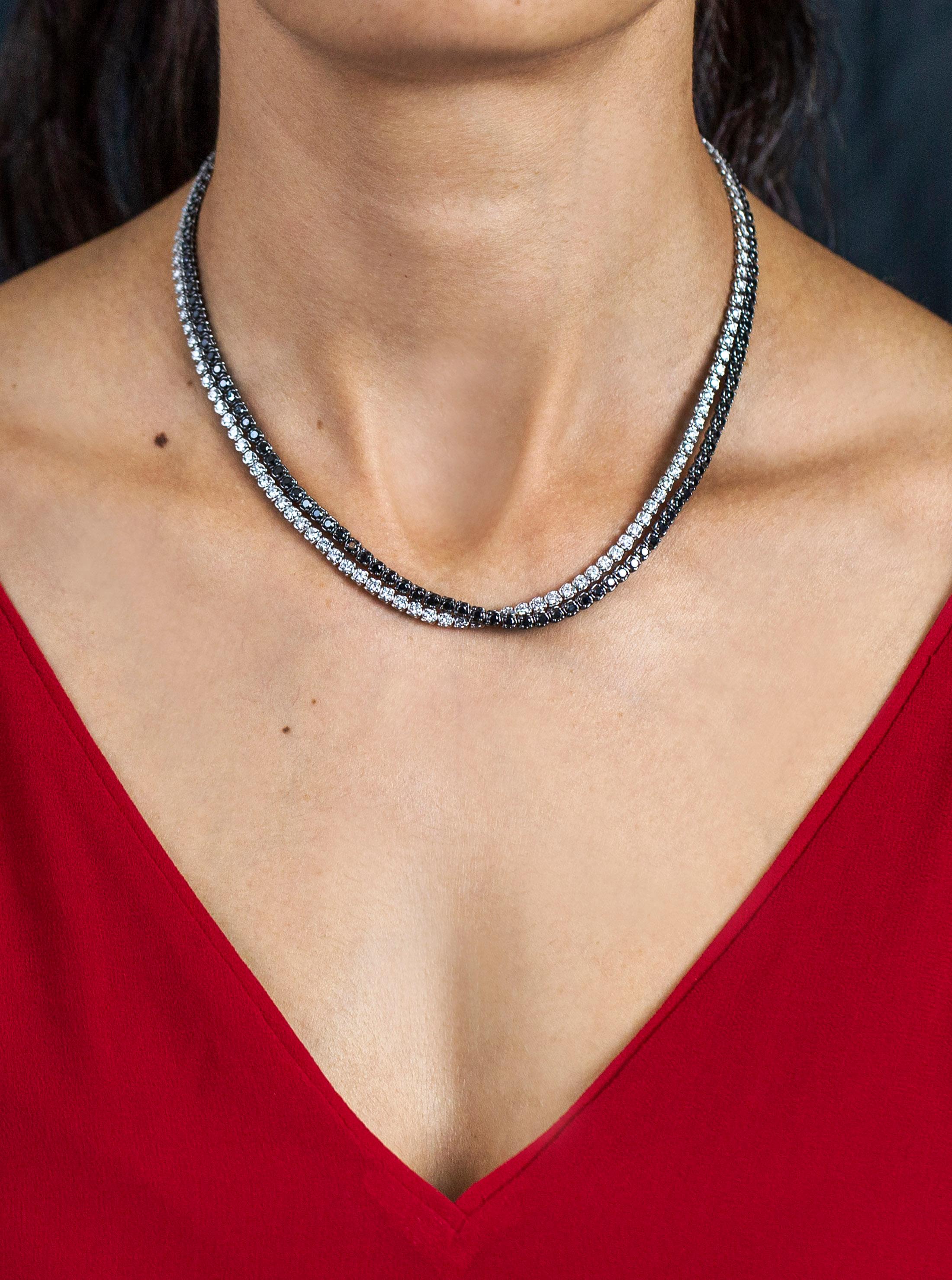 Taille ronde Roman Malakov, collier croisé avec diamants ronds noirs et blancs de 14,46 carats au total  en vente