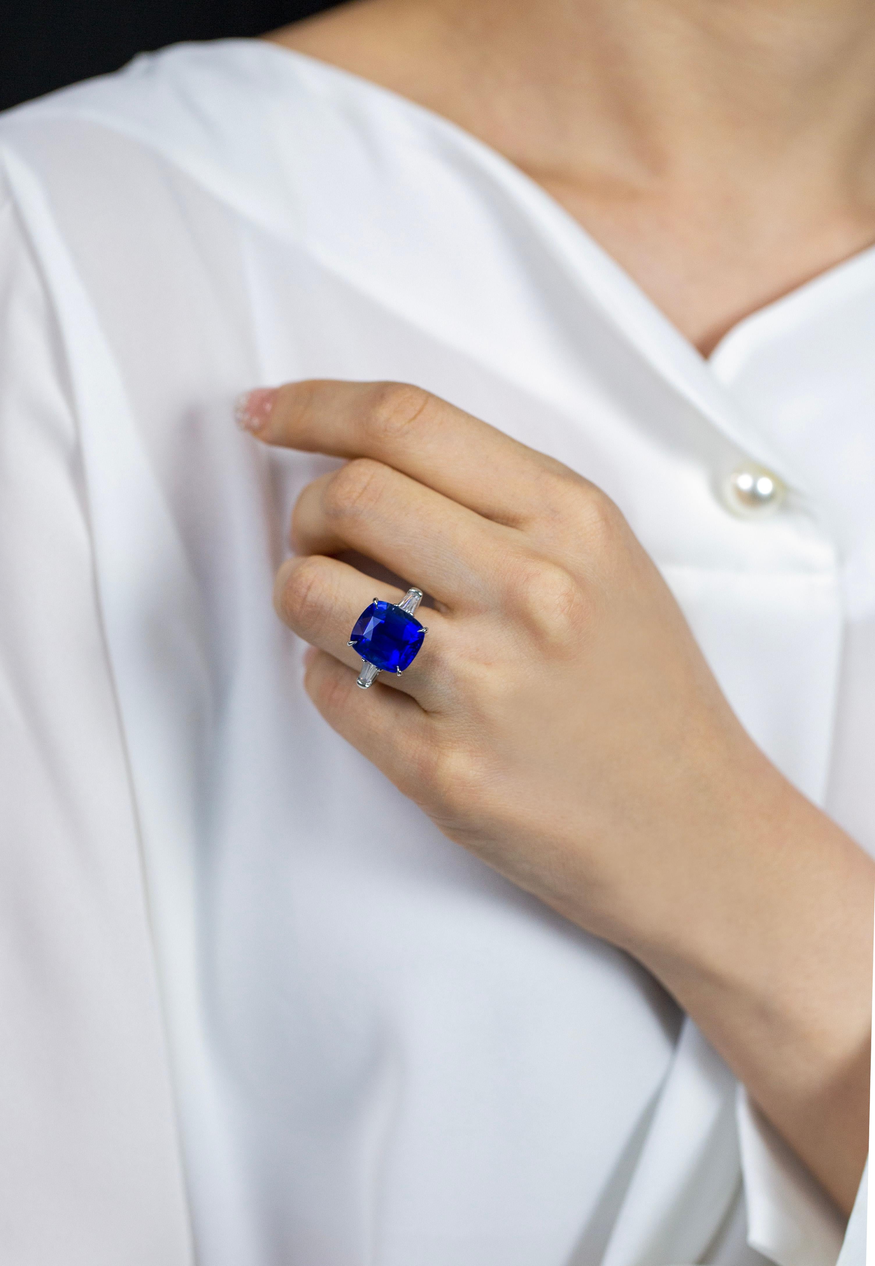 Contemporary 14.67 Carats Blue Sapphire & Diamond Three-Stone Engagement Ring in Platinum For Sale