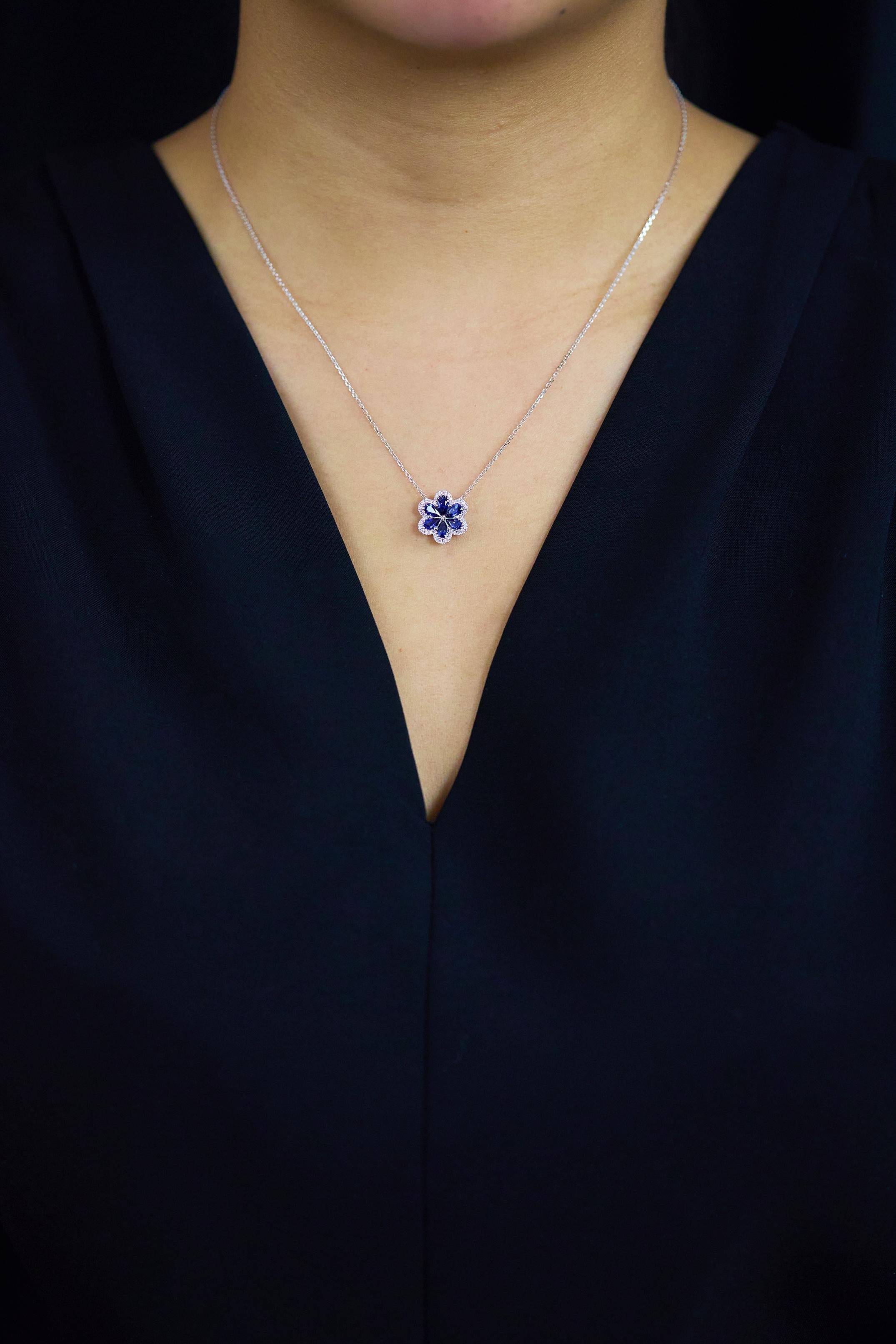 Contemporaneo Roman Malakov Diamonds Collana con ciondolo floreale con zaffiro e diamante da 1,47 carati totali in vendita