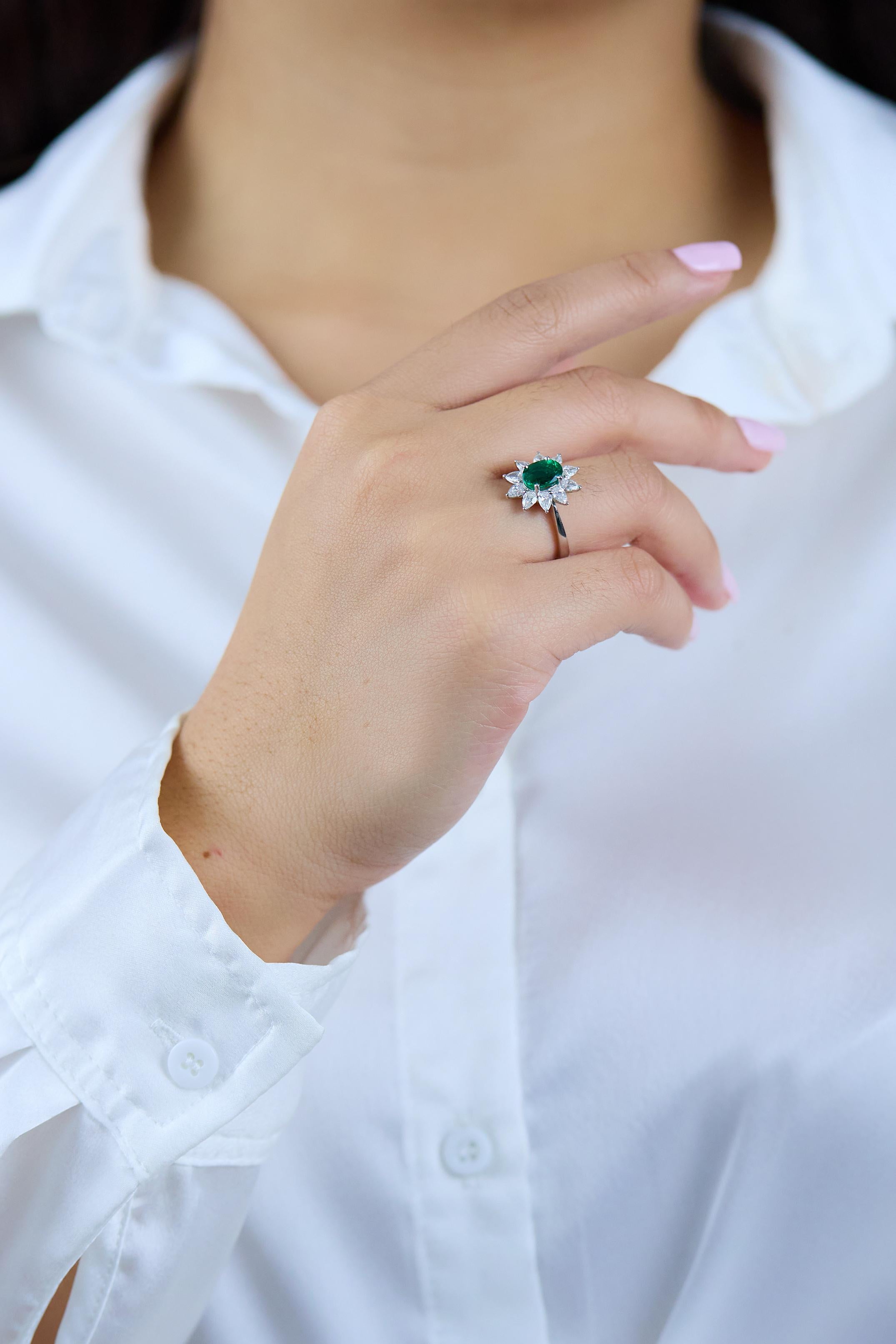Roman Malakov 1.48 Karat Ovalschliff Smaragd & Diamant Halo Floral Verlobungsring (Zeitgenössisch) im Angebot