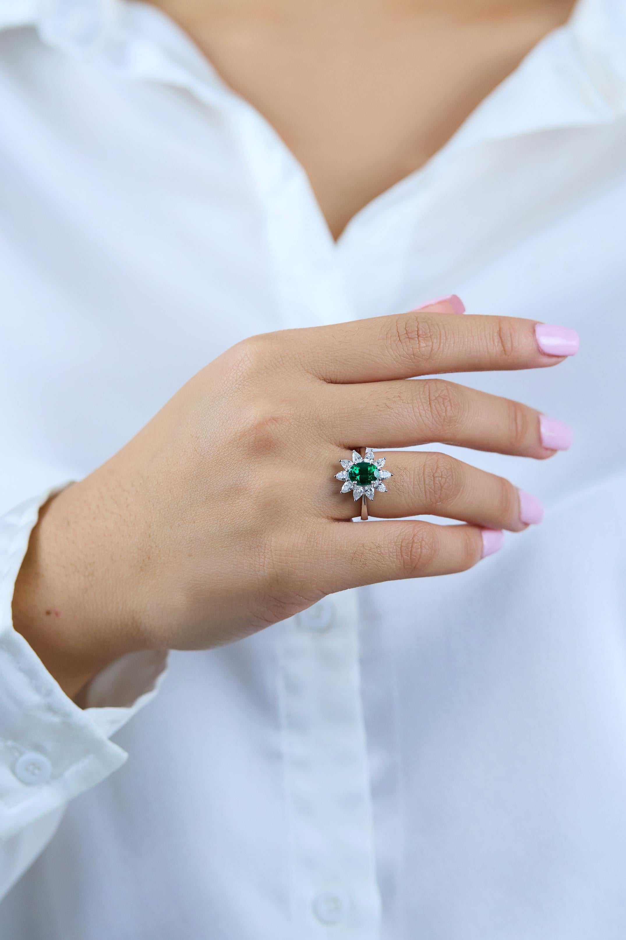 Roman Malakov 1.48 Karat Ovalschliff Smaragd & Diamant Halo Floral Verlobungsring im Zustand „Neu“ im Angebot in New York, NY